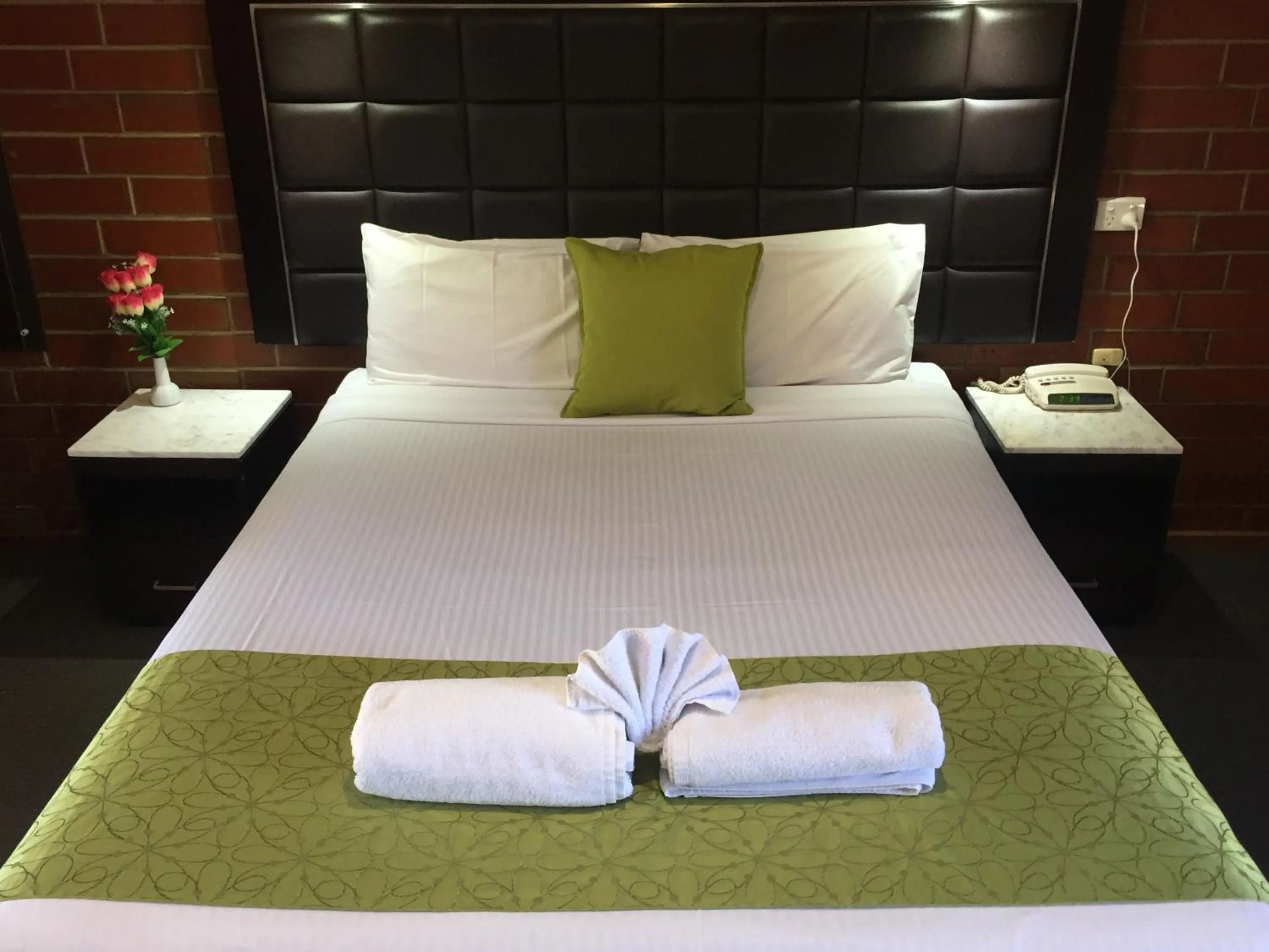 Bed in Pooraka Motor Inn