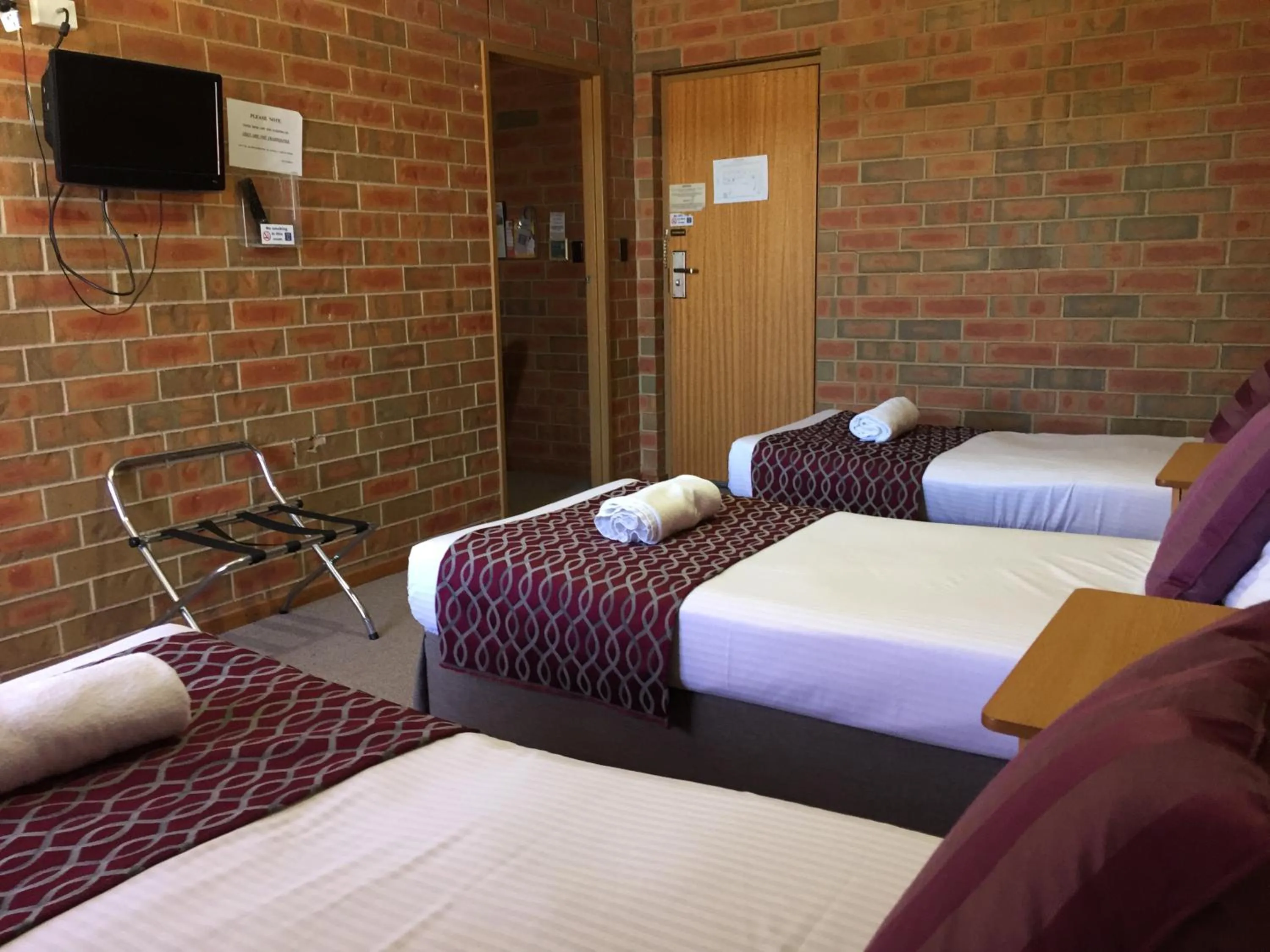 Bed in Pooraka Motor Inn