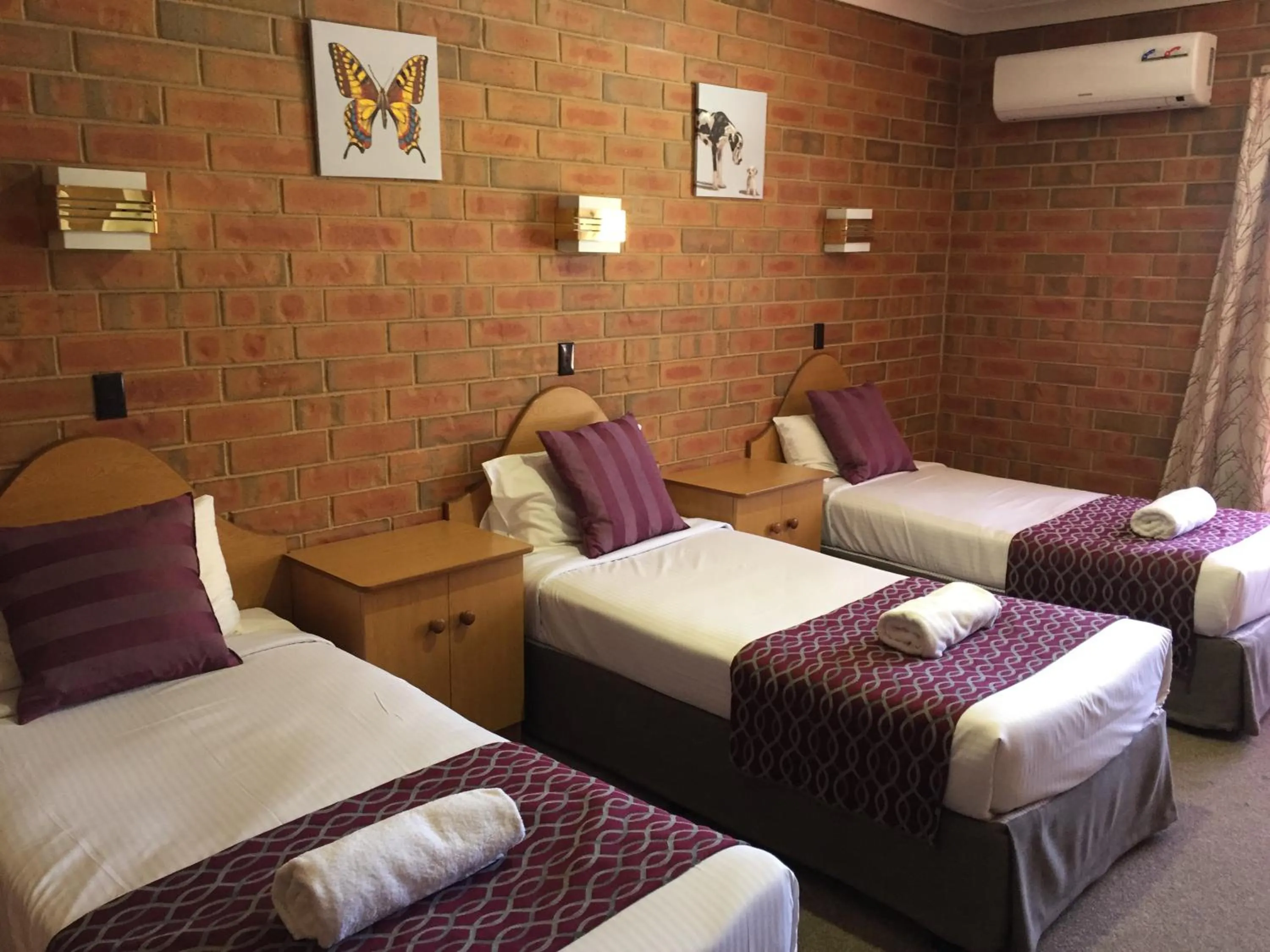 Bed in Pooraka Motor Inn