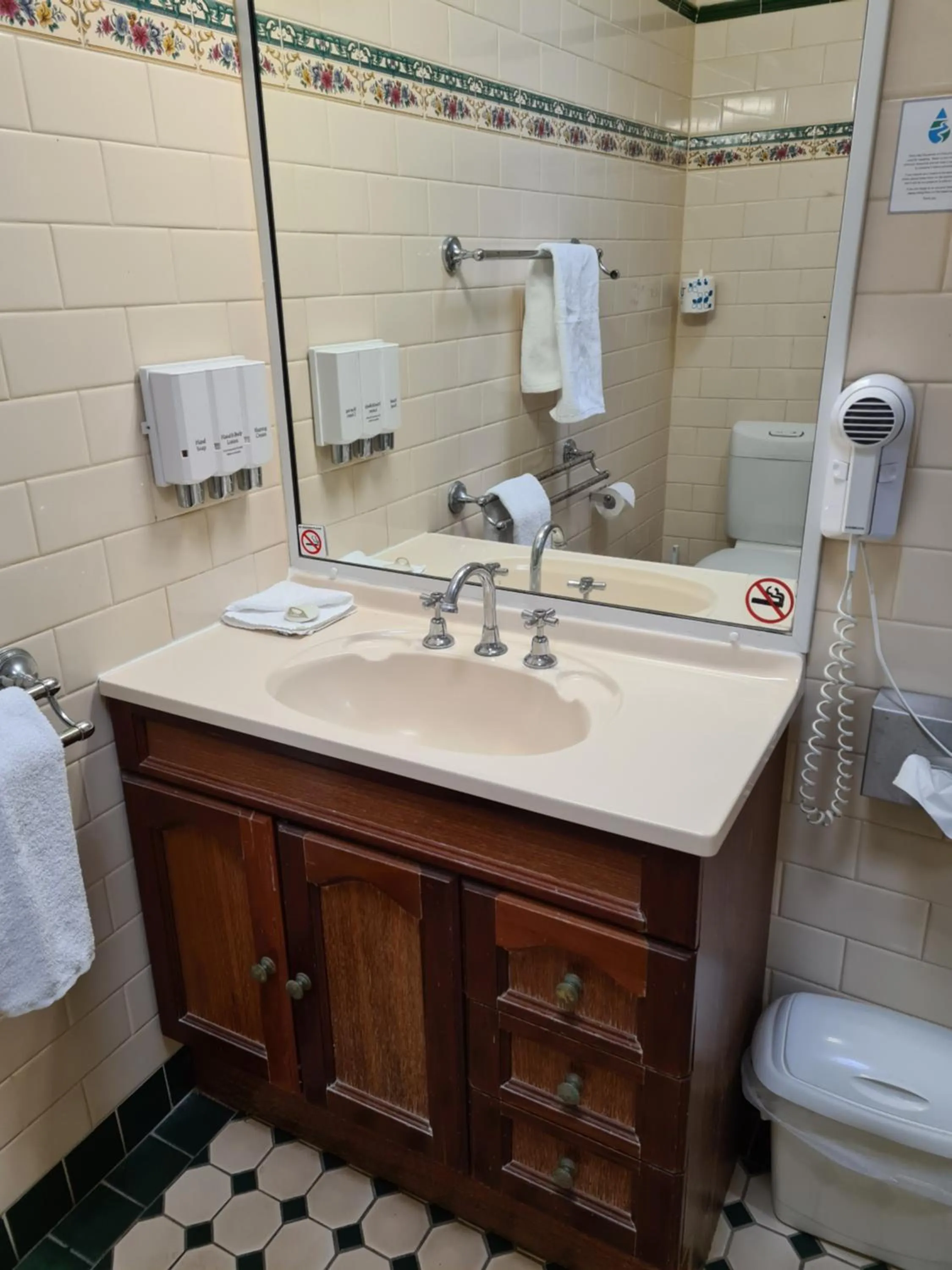 Bathroom in Country Gardens Motor Inn