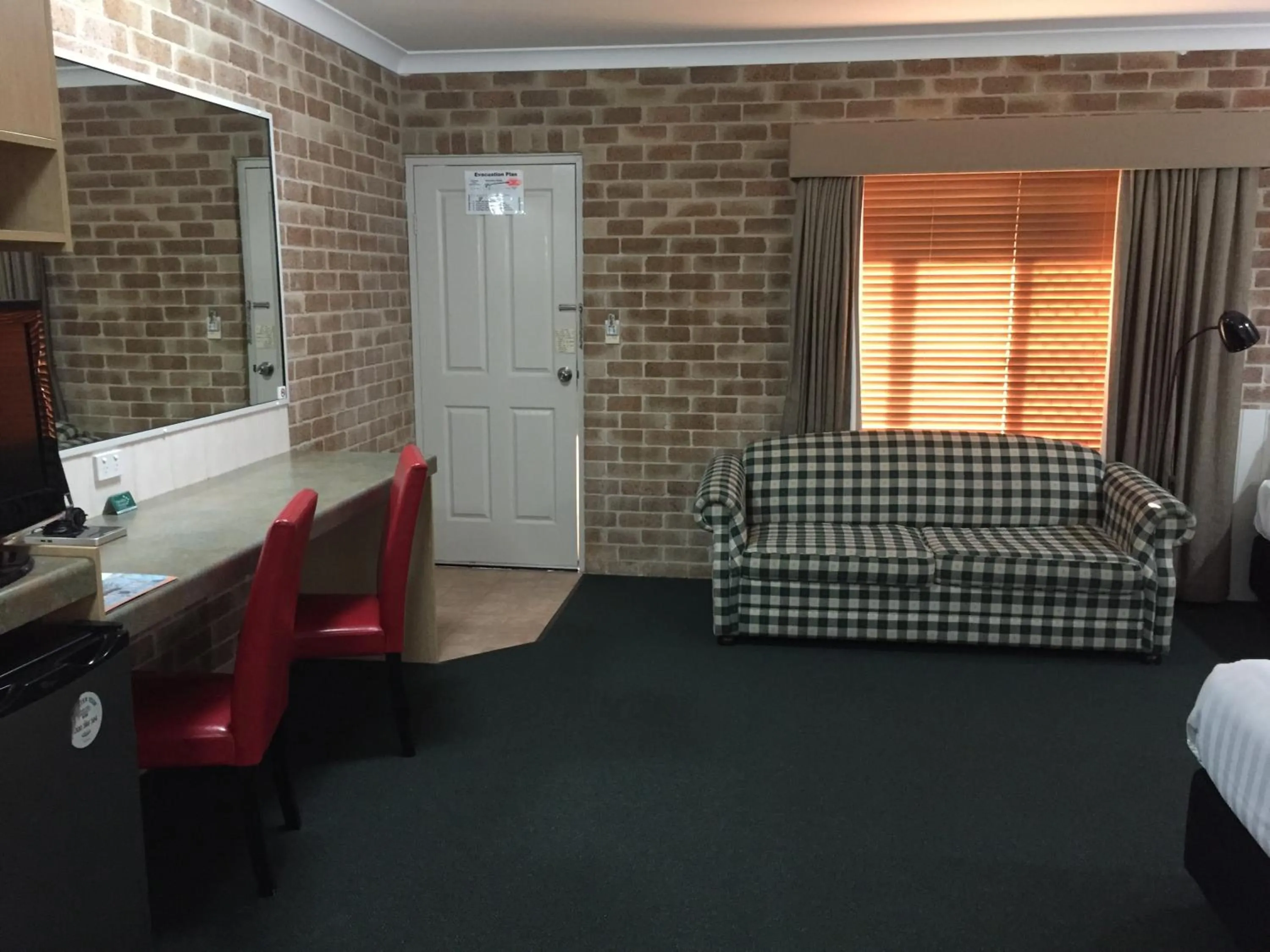 Seating area, Bed in Country Gardens Motor Inn