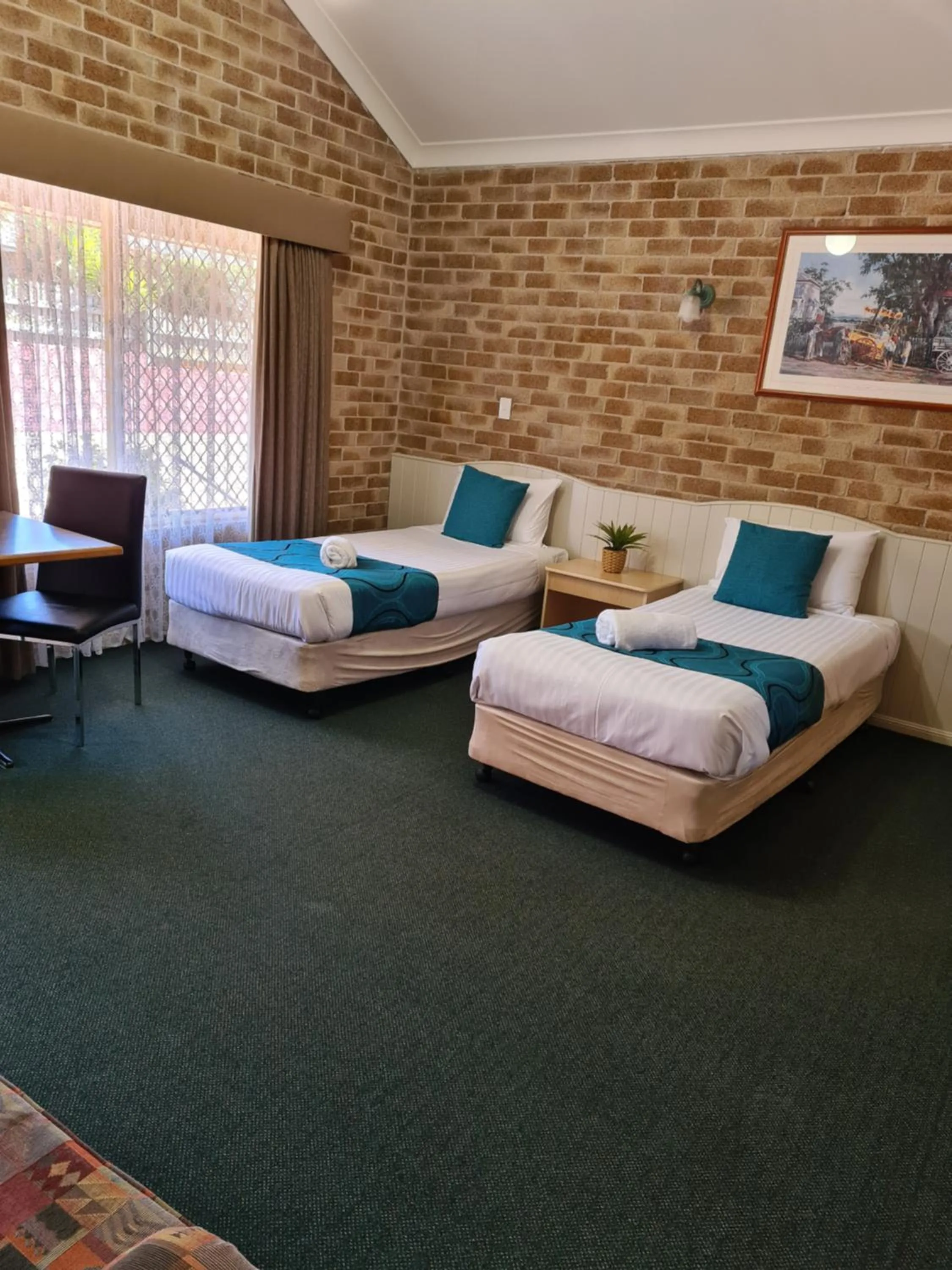 Bedroom, Bed in Country Gardens Motor Inn