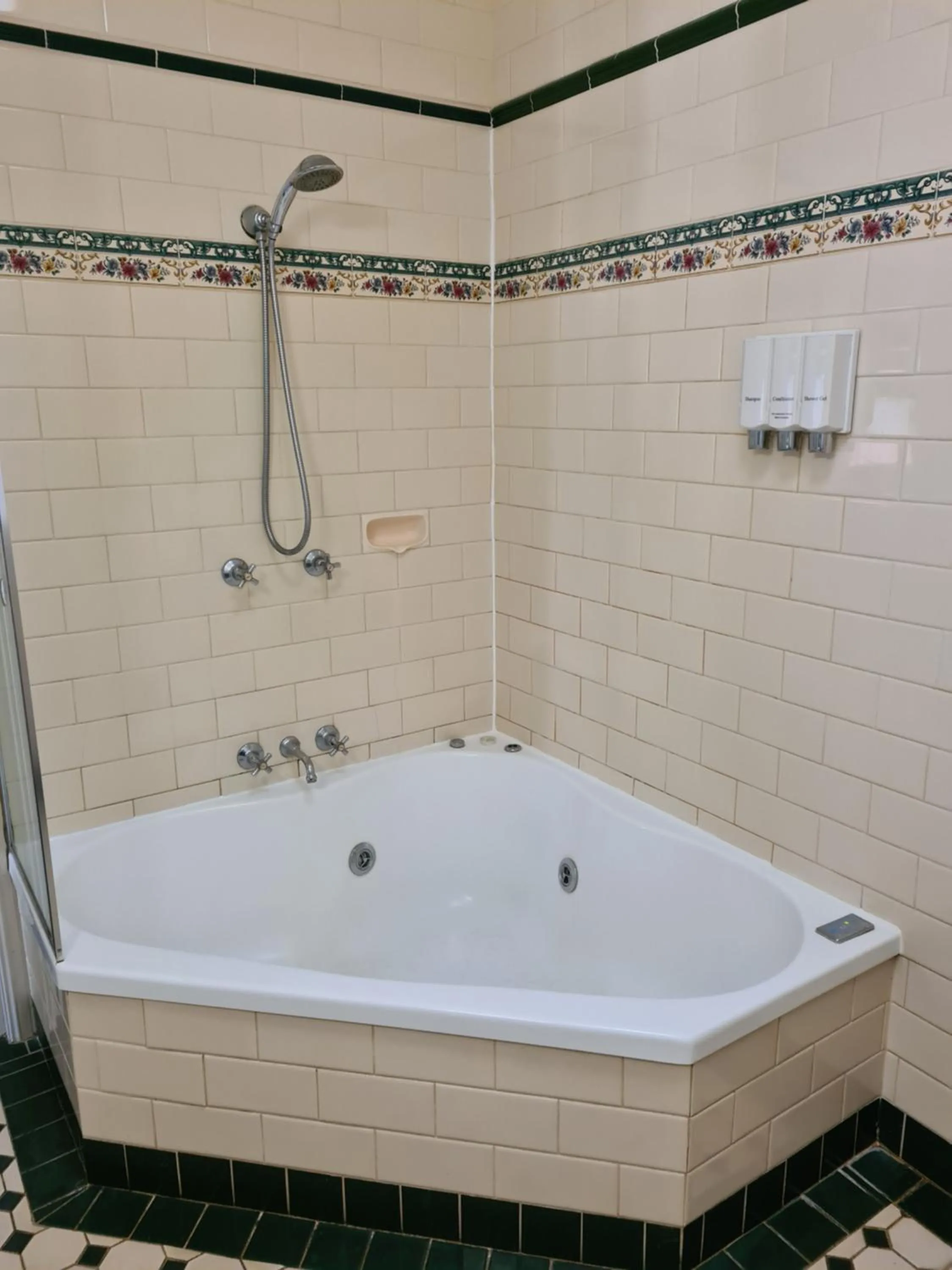 Bathroom in Country Gardens Motor Inn