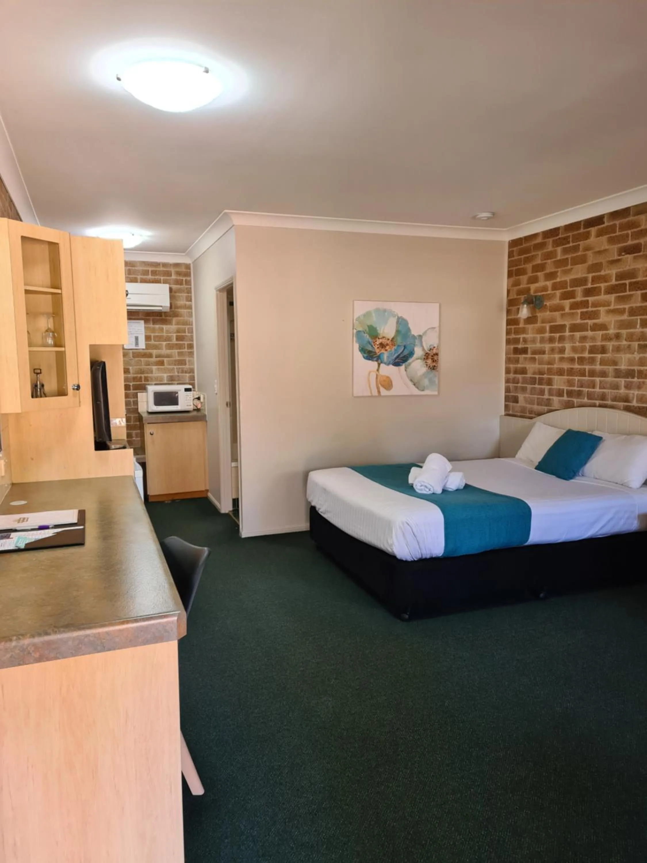 Bedroom, Bed in Country Gardens Motor Inn