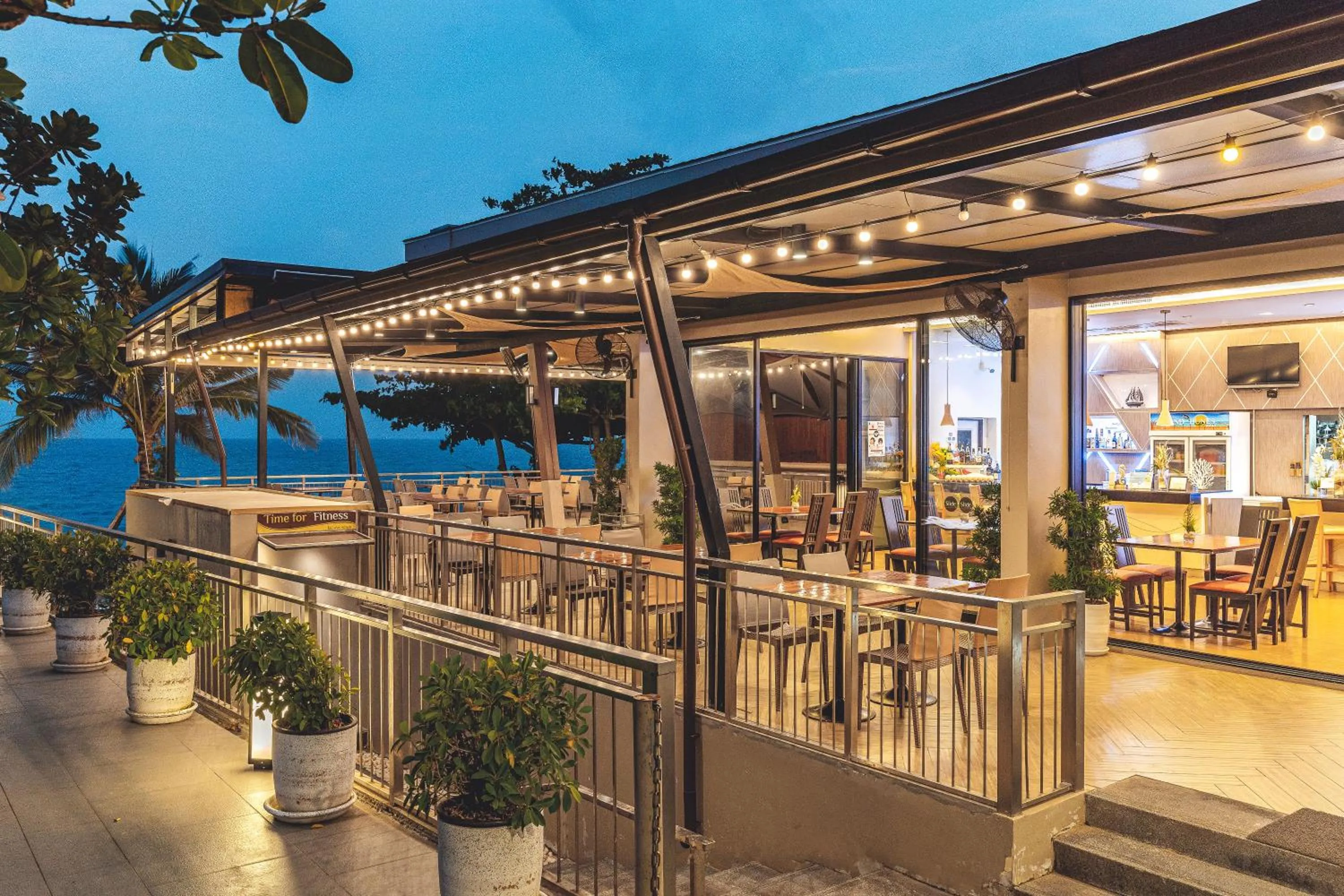 Restaurant/places to eat in Sand Dunes Chaolao Beach Resort