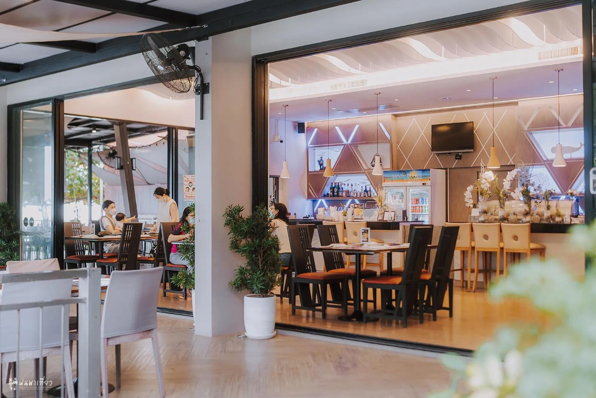 Restaurant/places to eat in Sand Dunes Chaolao Beach Resort