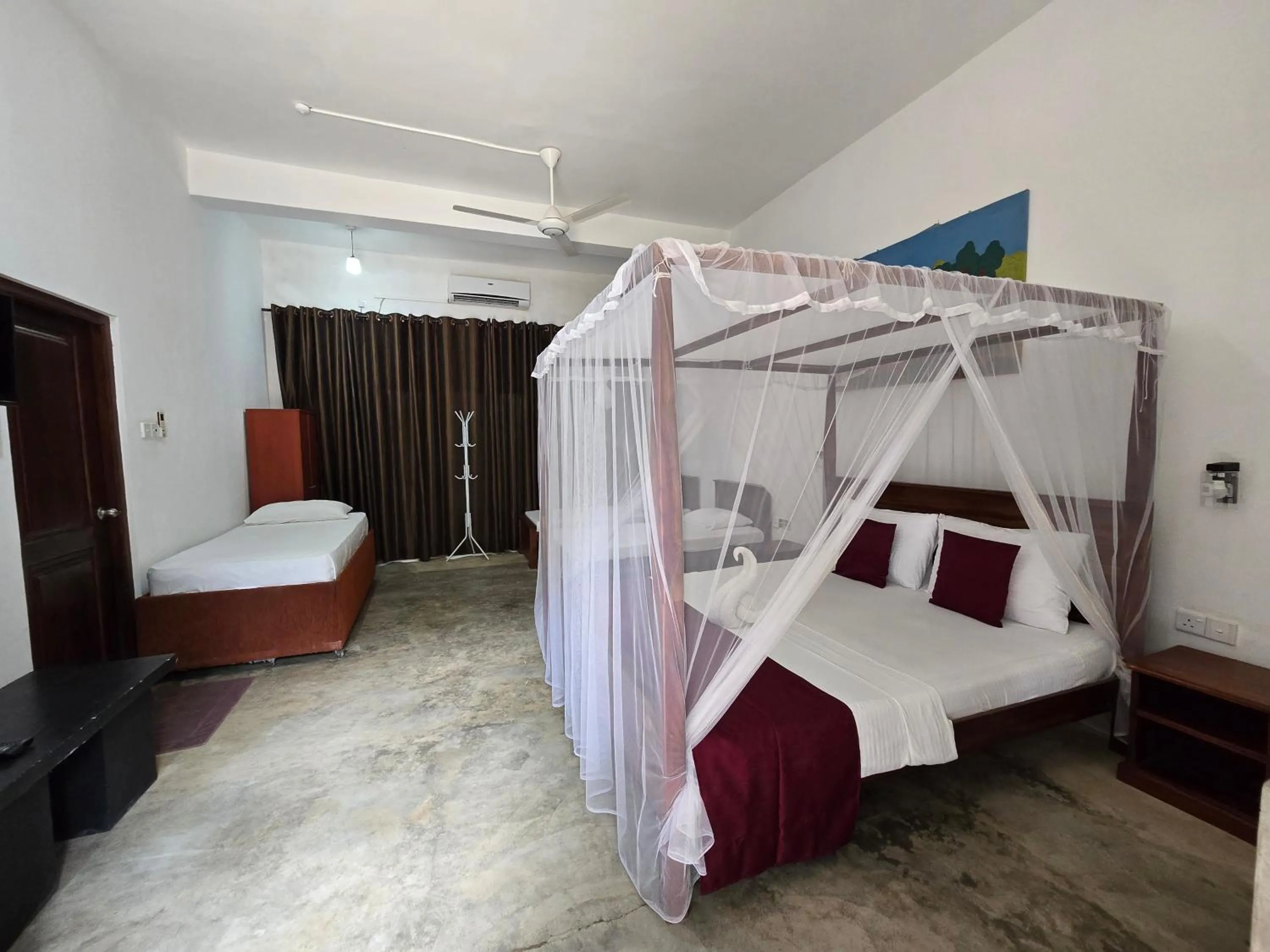 Property building, Bed in Wilpattu Tree House
