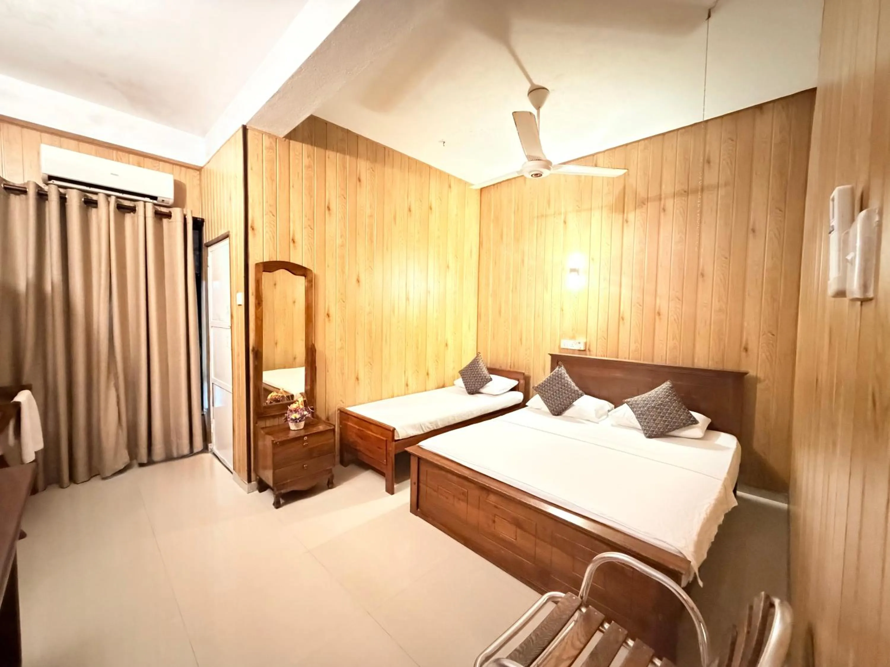 Bed in Holiday Inn Unawatuna