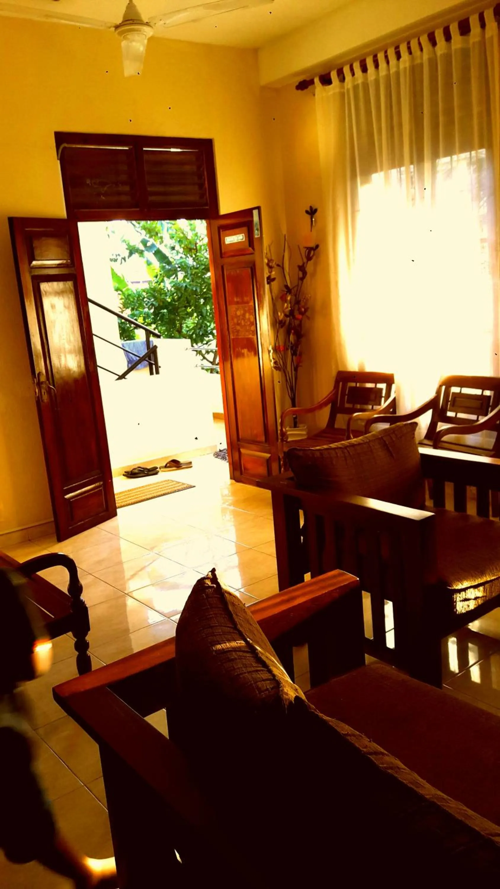 Communal lounge/ TV room in Holiday Inn Unawatuna