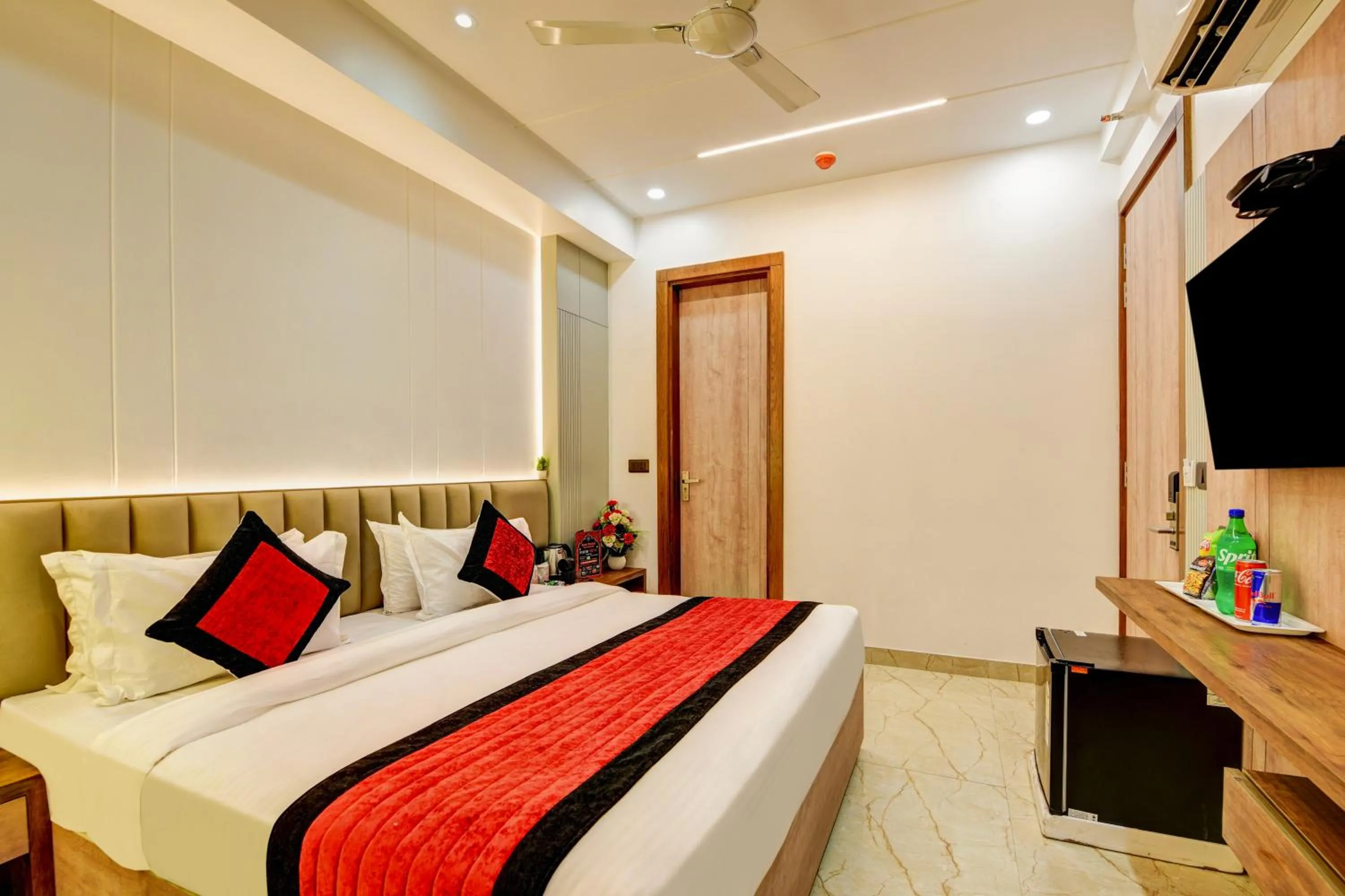 Communal lounge/ TV room, Bed in Hotel Mehul International -Near New Delhi Railway Station, Paharganj & Connaught Place