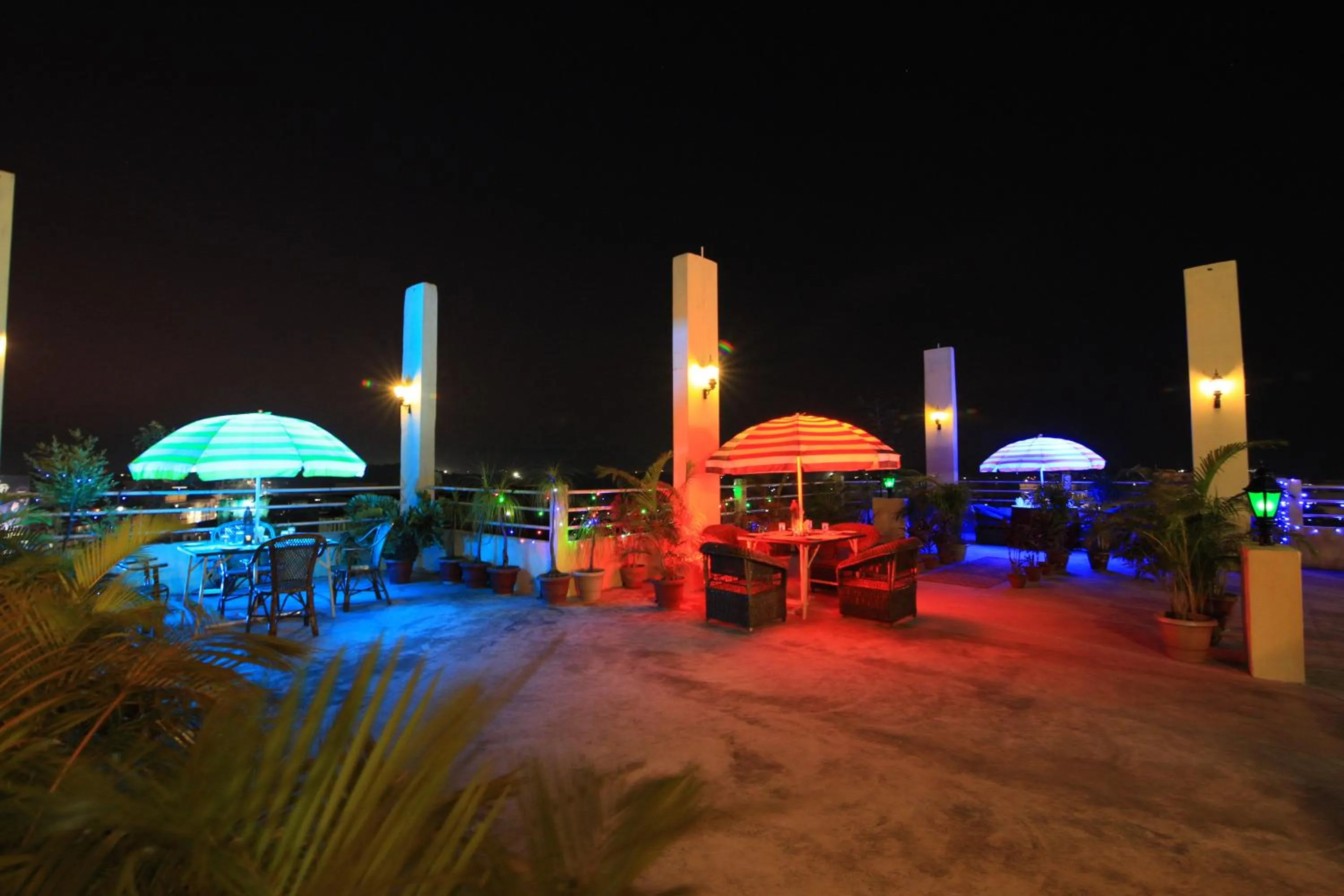 Restaurant/places to eat in Hotel Dynasty