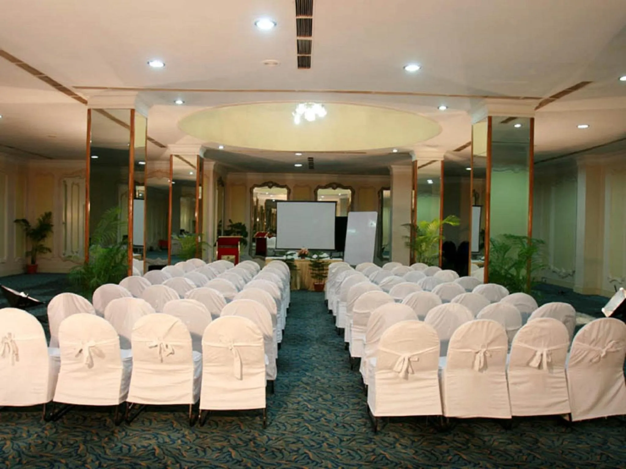 Business facilities in Hotel Dynasty