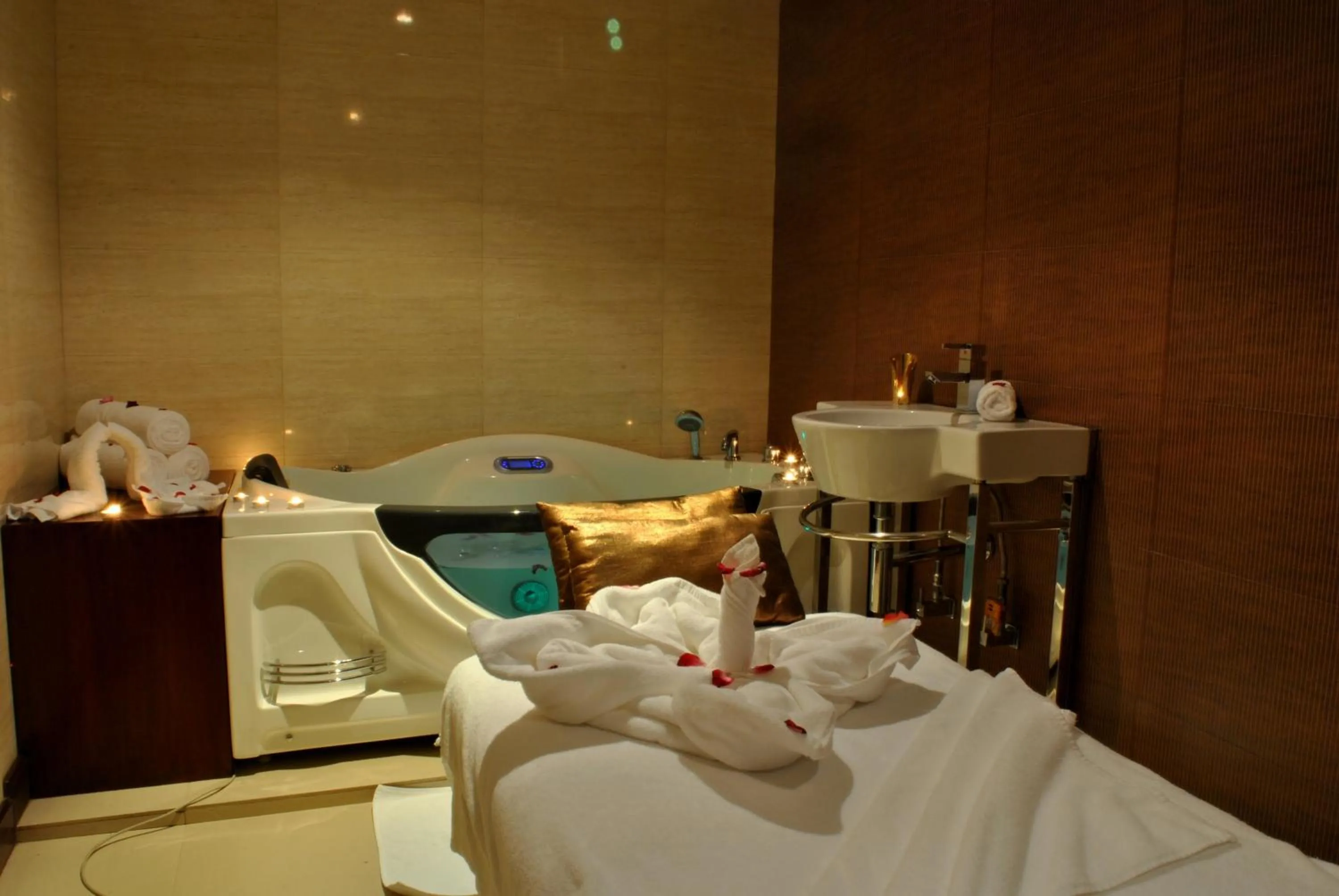 Massage, Bed in Hotel Dynasty