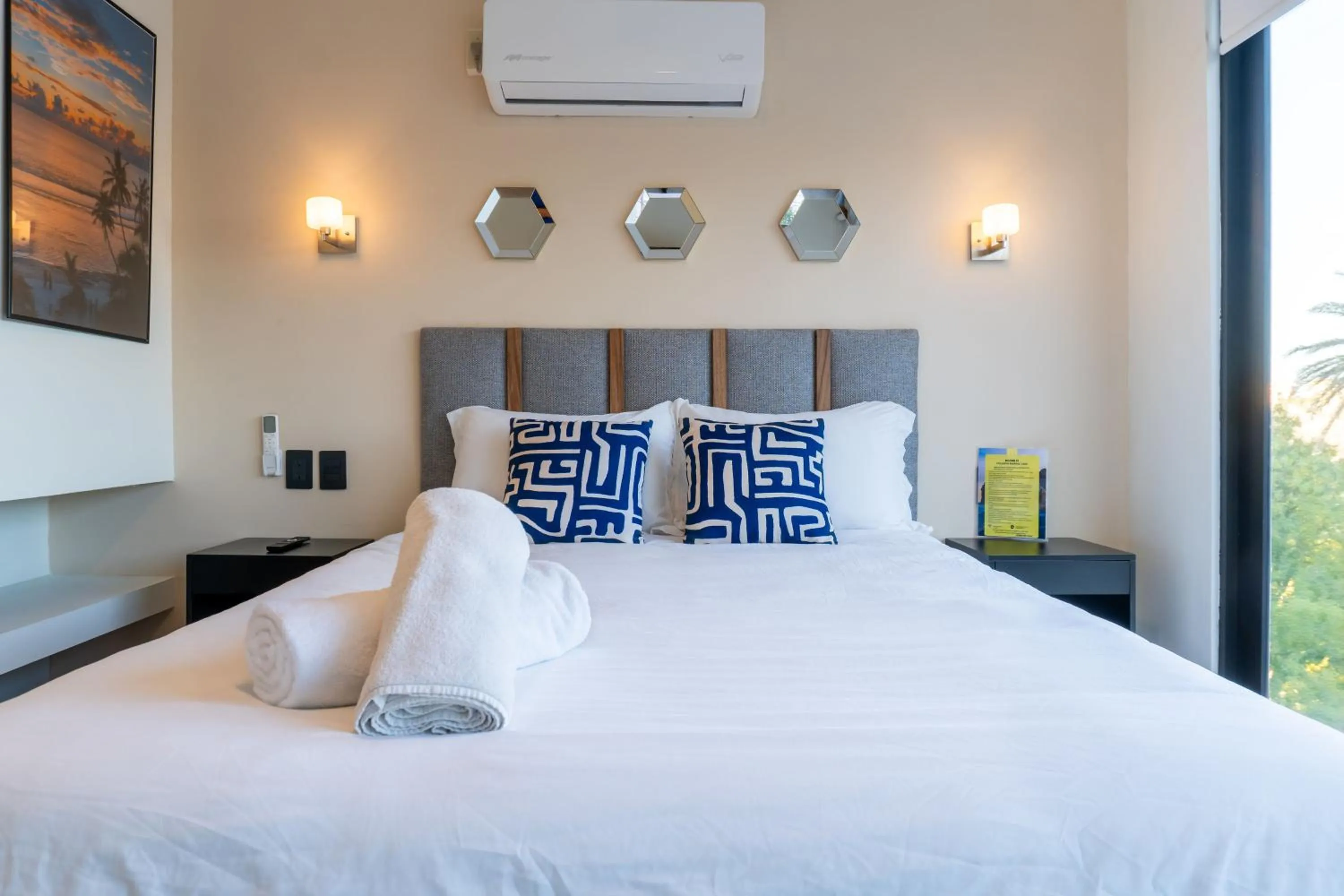 Bedroom, Bed in Colmena Hotel Los Cabos Marina