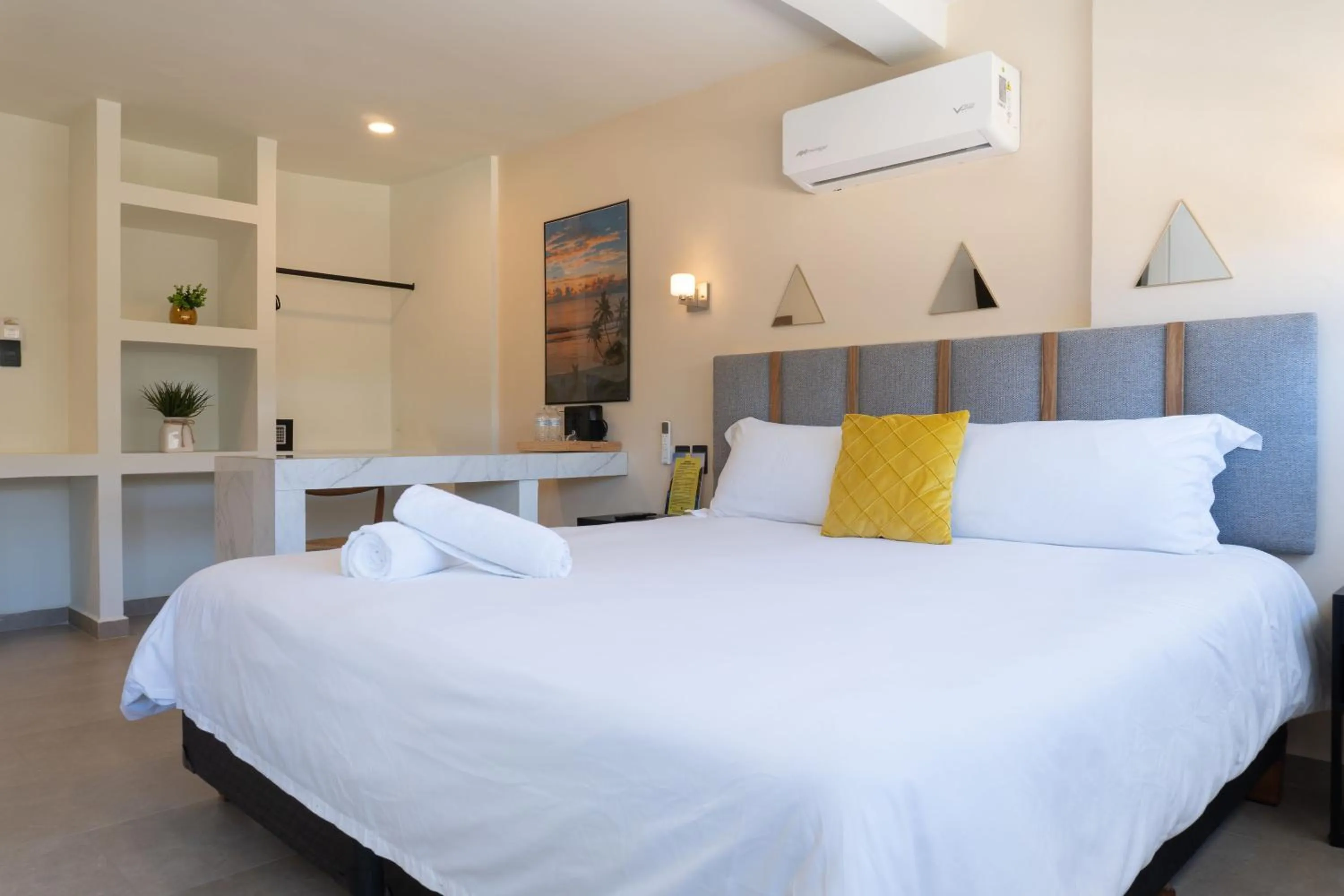 Bedroom, Bed in Colmena Hotel Los Cabos Marina