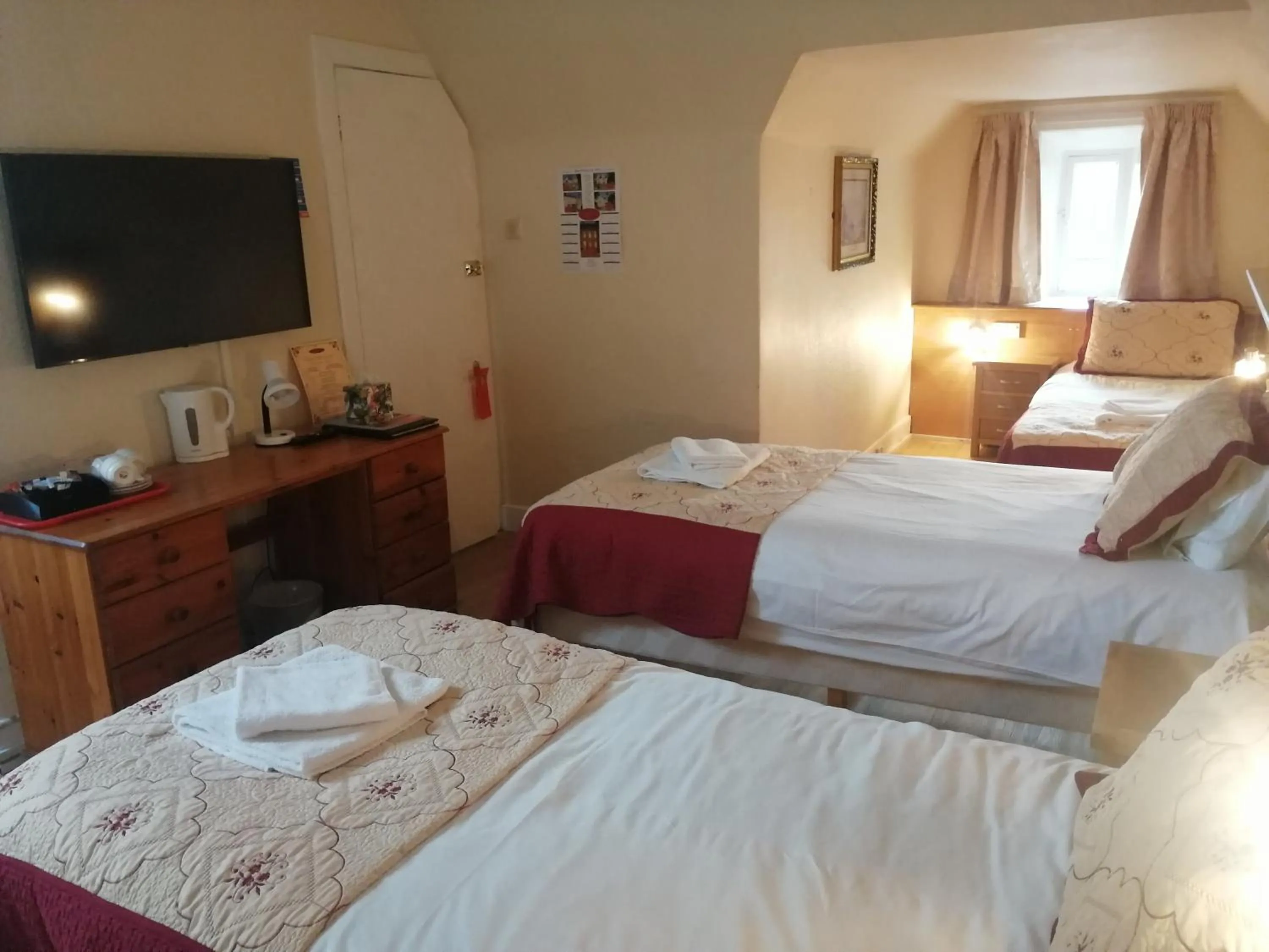 Bedroom, Bed in Cumberland Hotel