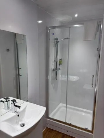 Shower in Cumberland Hotel