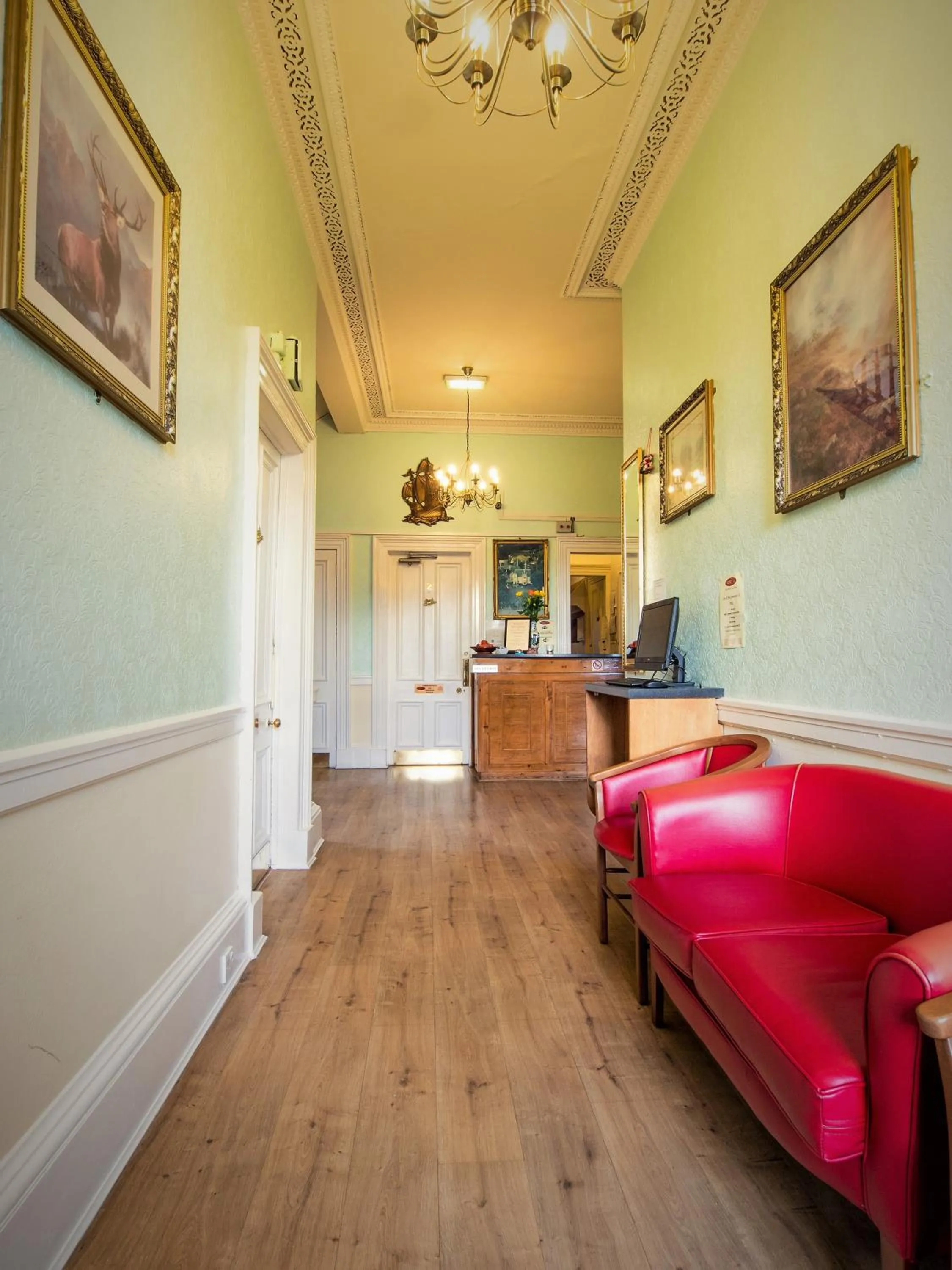 Lobby or reception in Cumberland Hotel