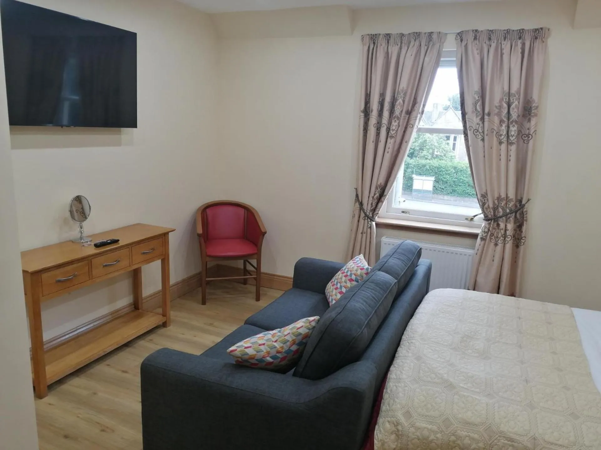 Bedroom, Bed in Cumberland Hotel