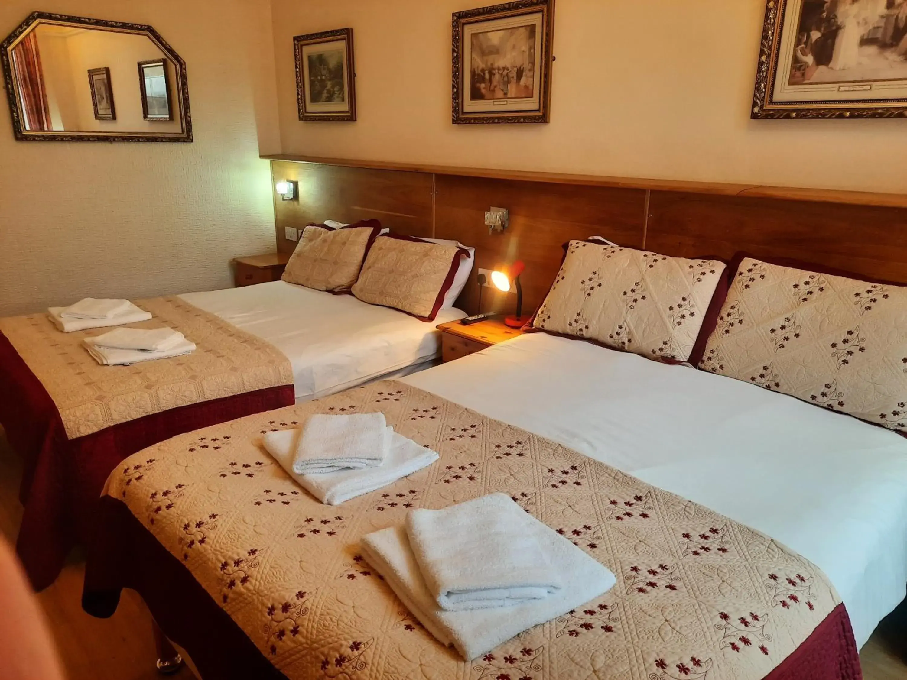 Quadruple Room in Cumberland Hotel Quadruple Room in Cumberland Hotel