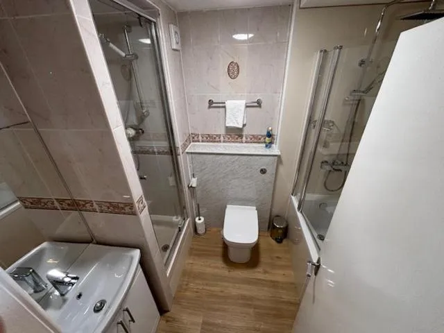 Shower in Cumberland Hotel