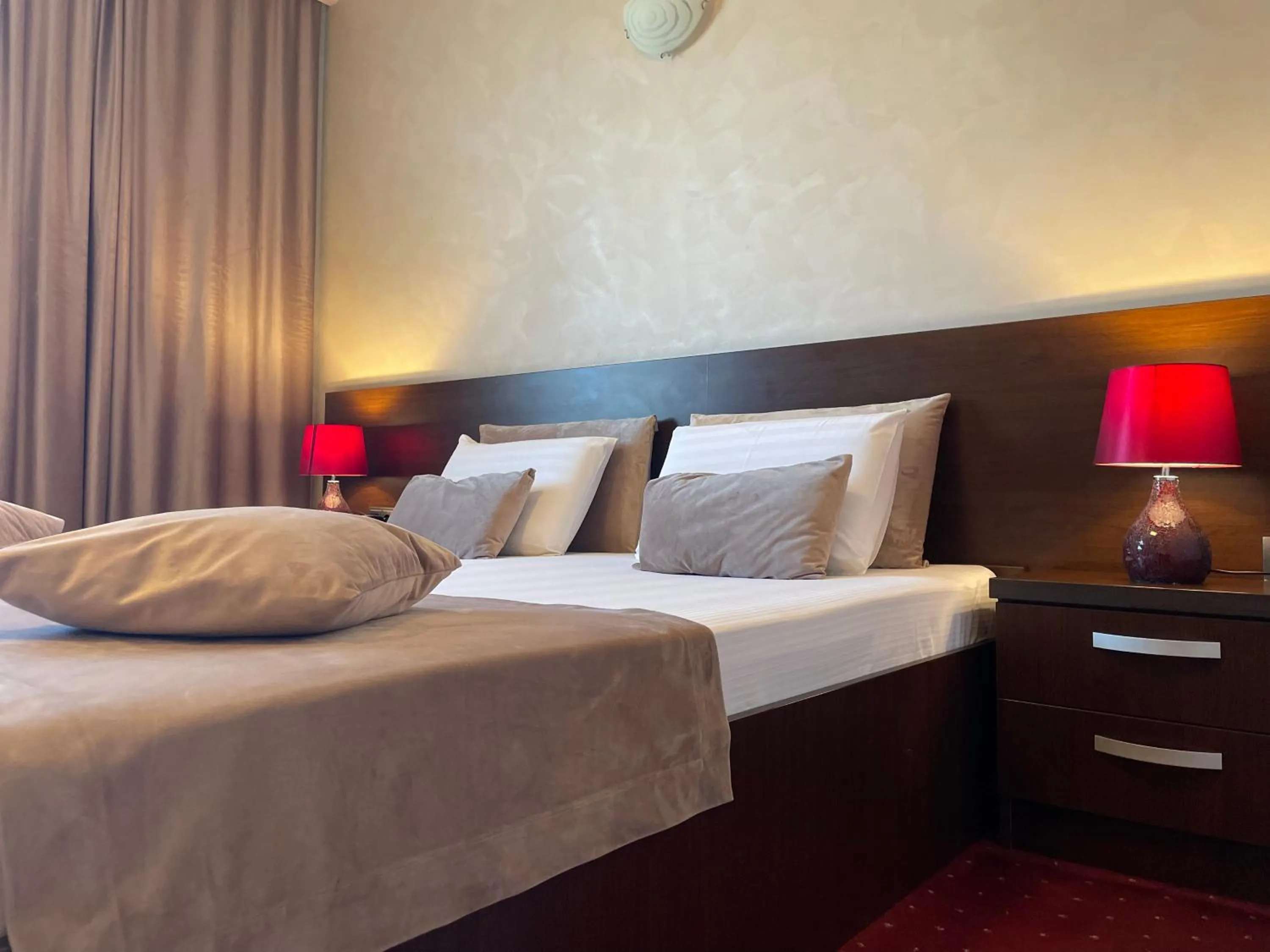 Shower, Bed in Hotel Athos