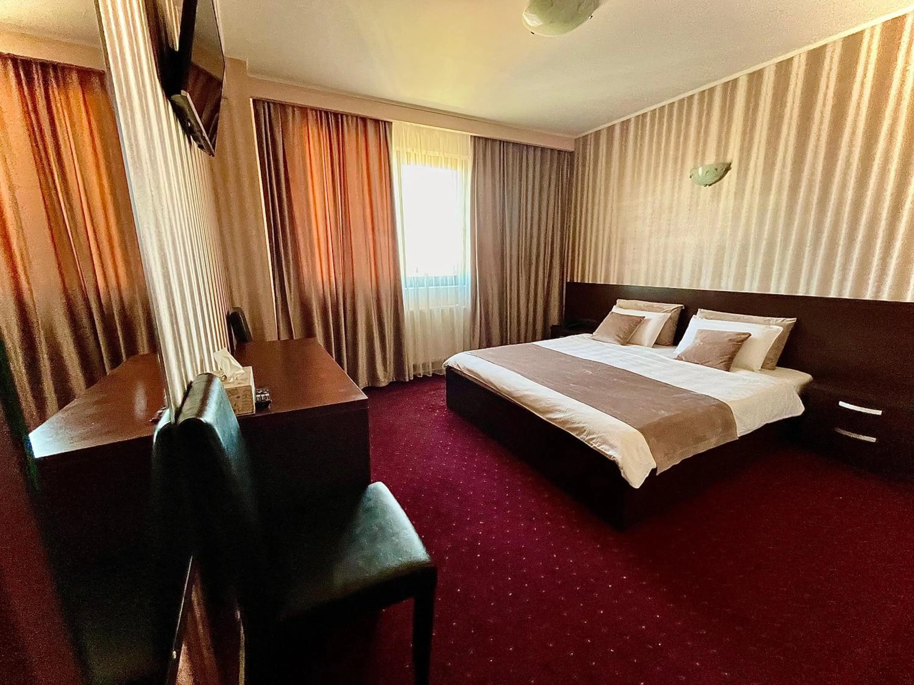 Shower, Bed in Hotel Athos