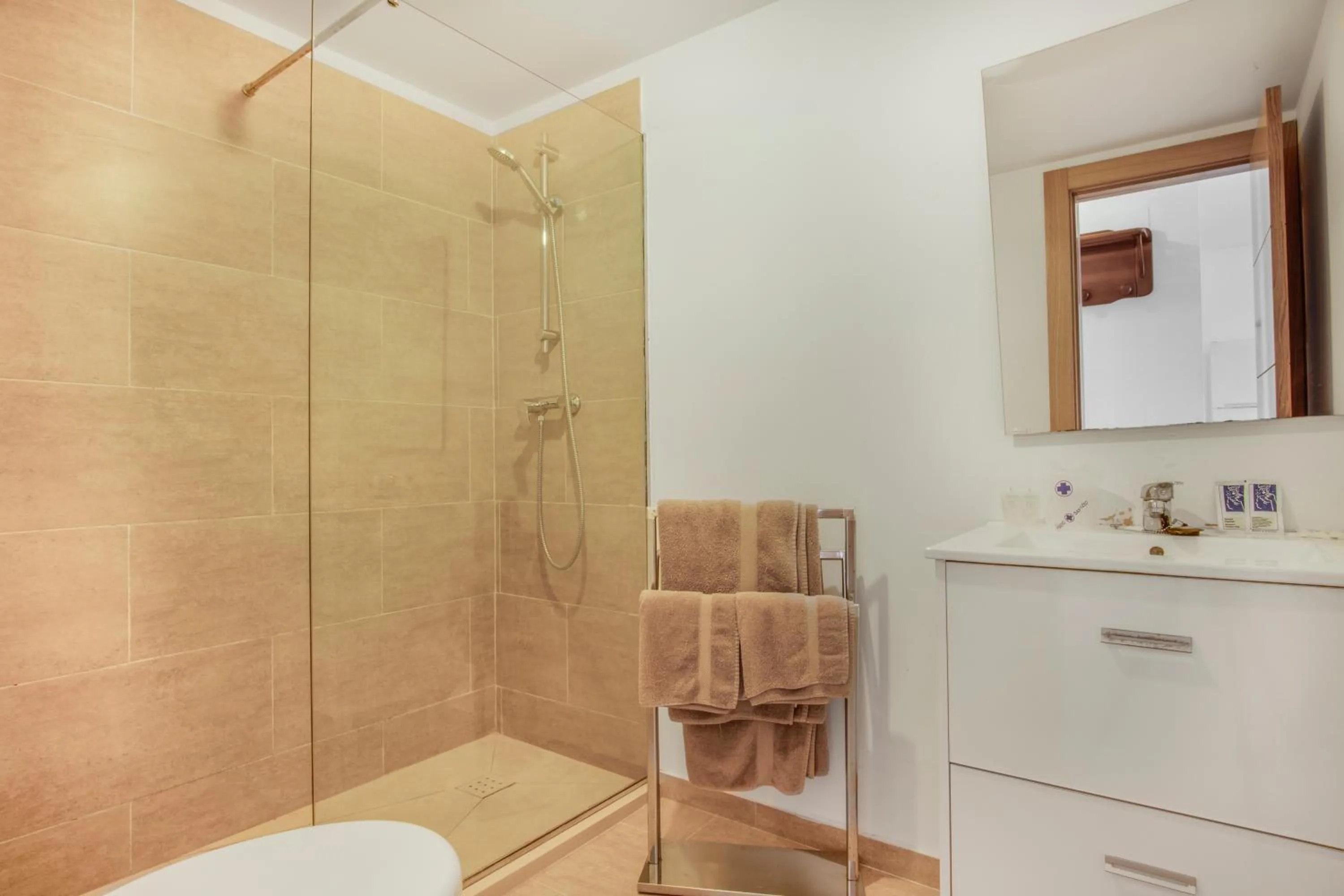 Shower in Duquesa Harbour Club Aparthotel