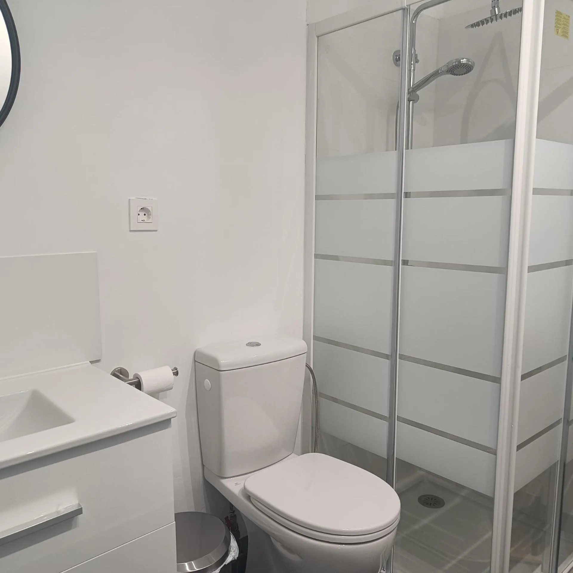 Shower in Duquesa Harbour Club Aparthotel