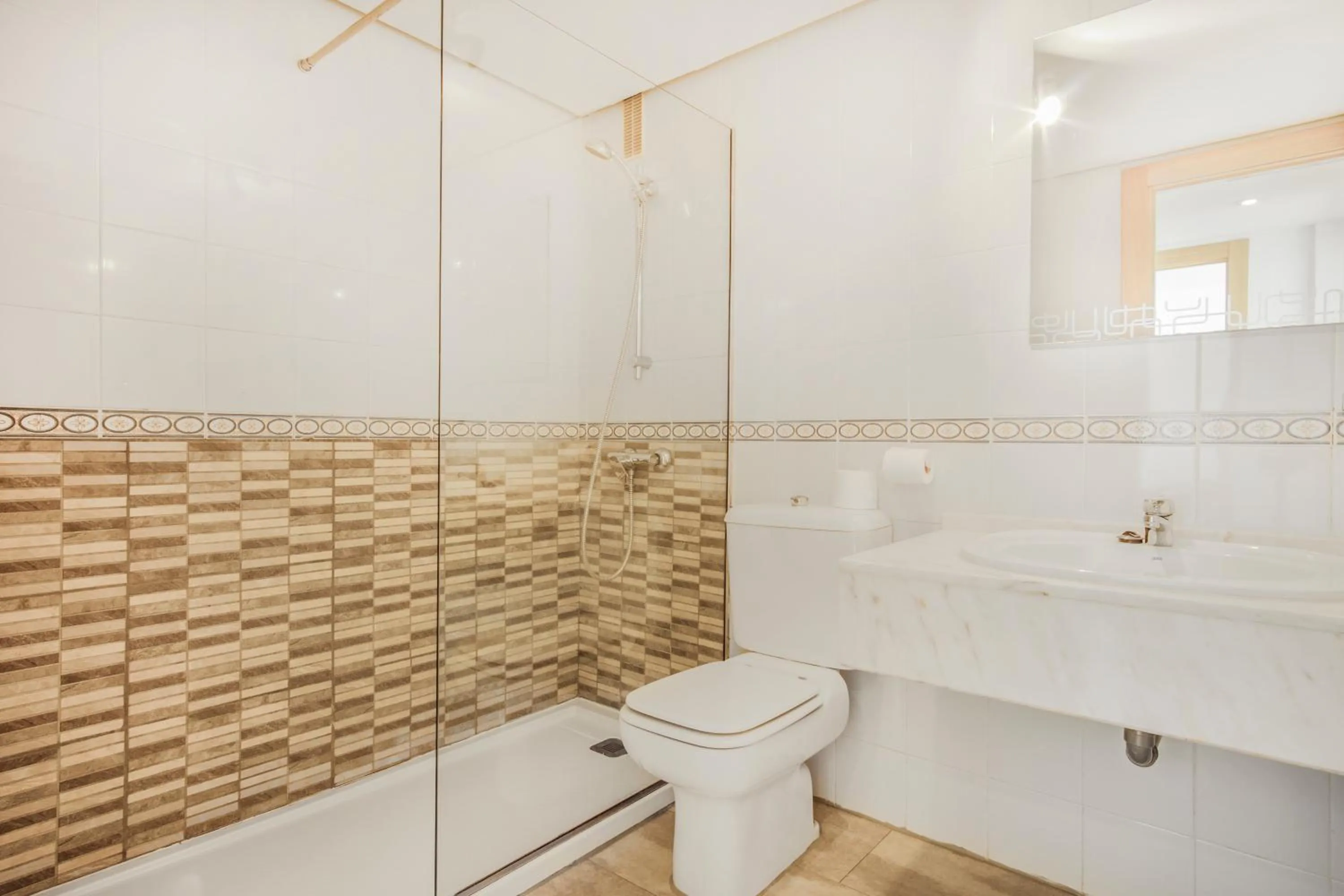 Shower in Duquesa Harbour Club Aparthotel