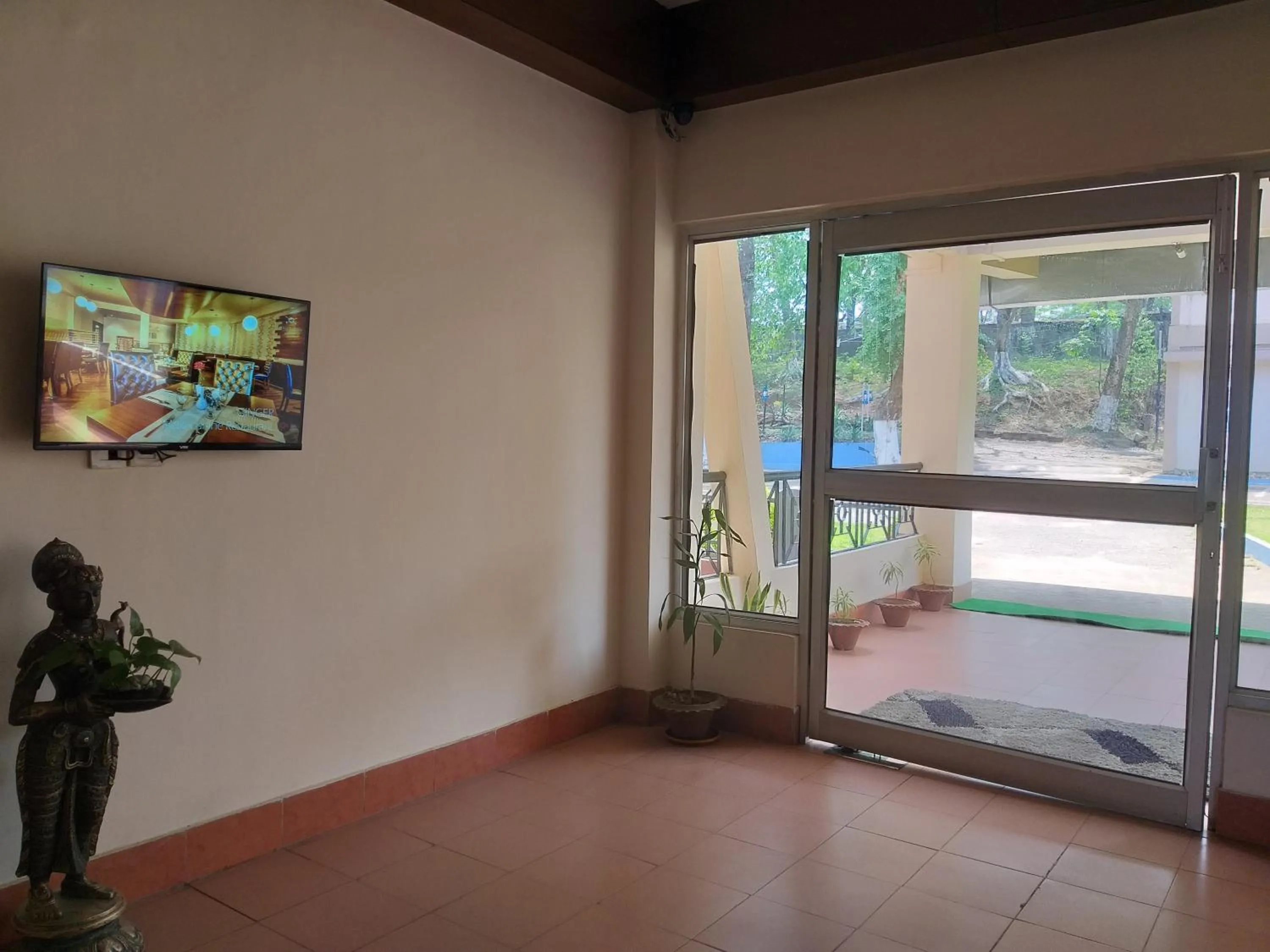 Communal lounge/ TV room in Polo Tura Hotel