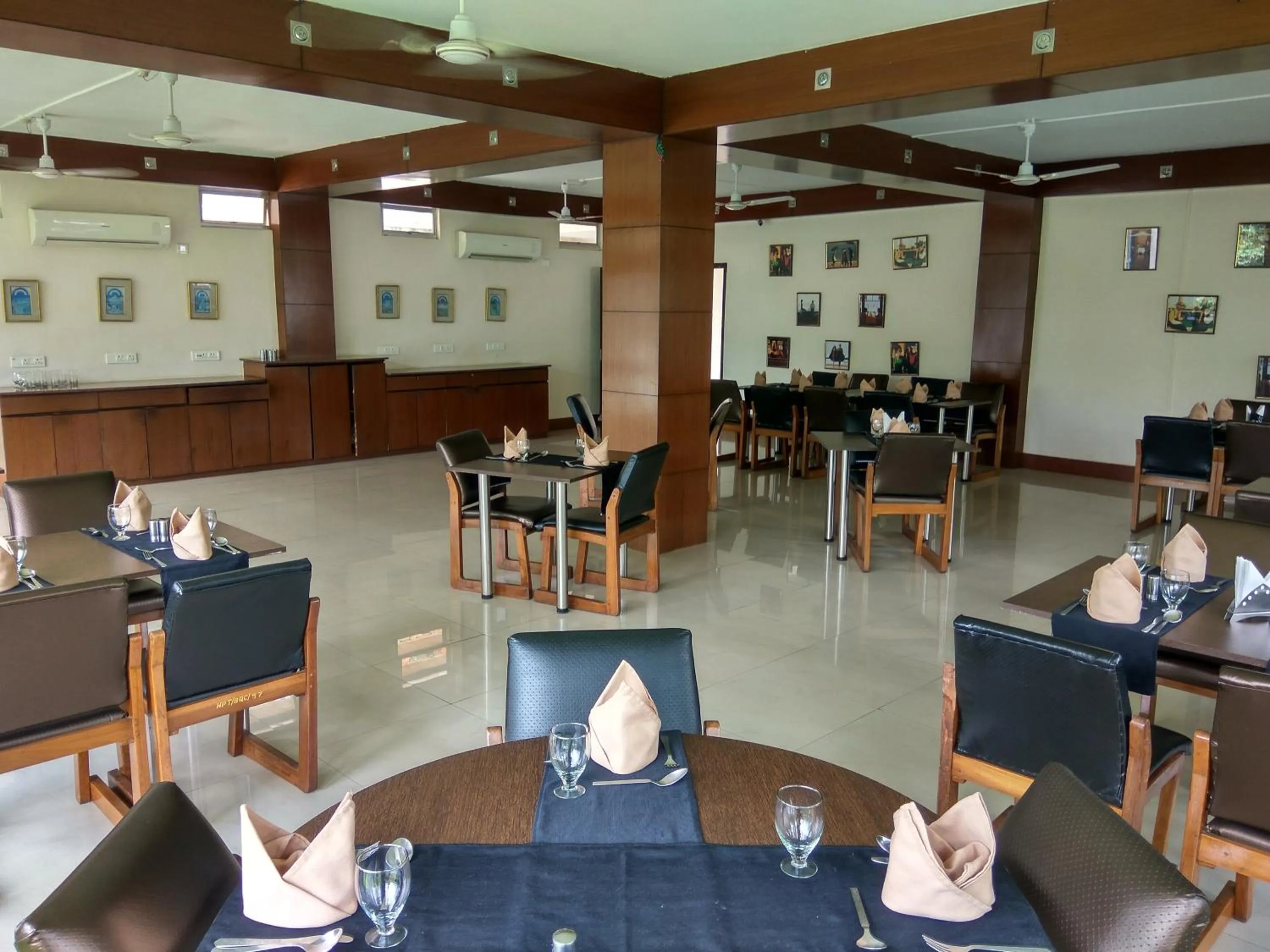 Restaurant/places to eat in Polo Tura Hotel