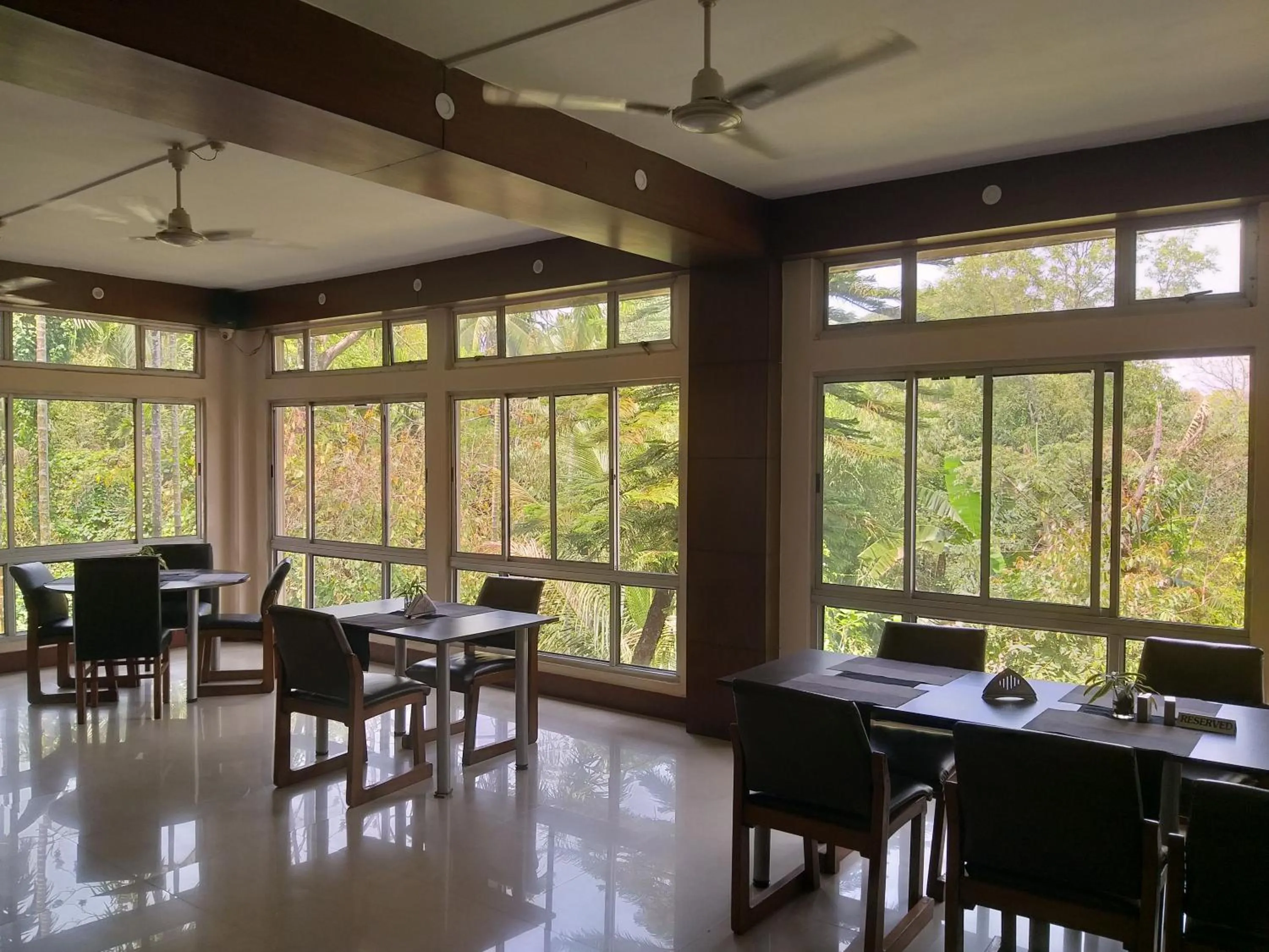 Restaurant/places to eat in Polo Tura Hotel