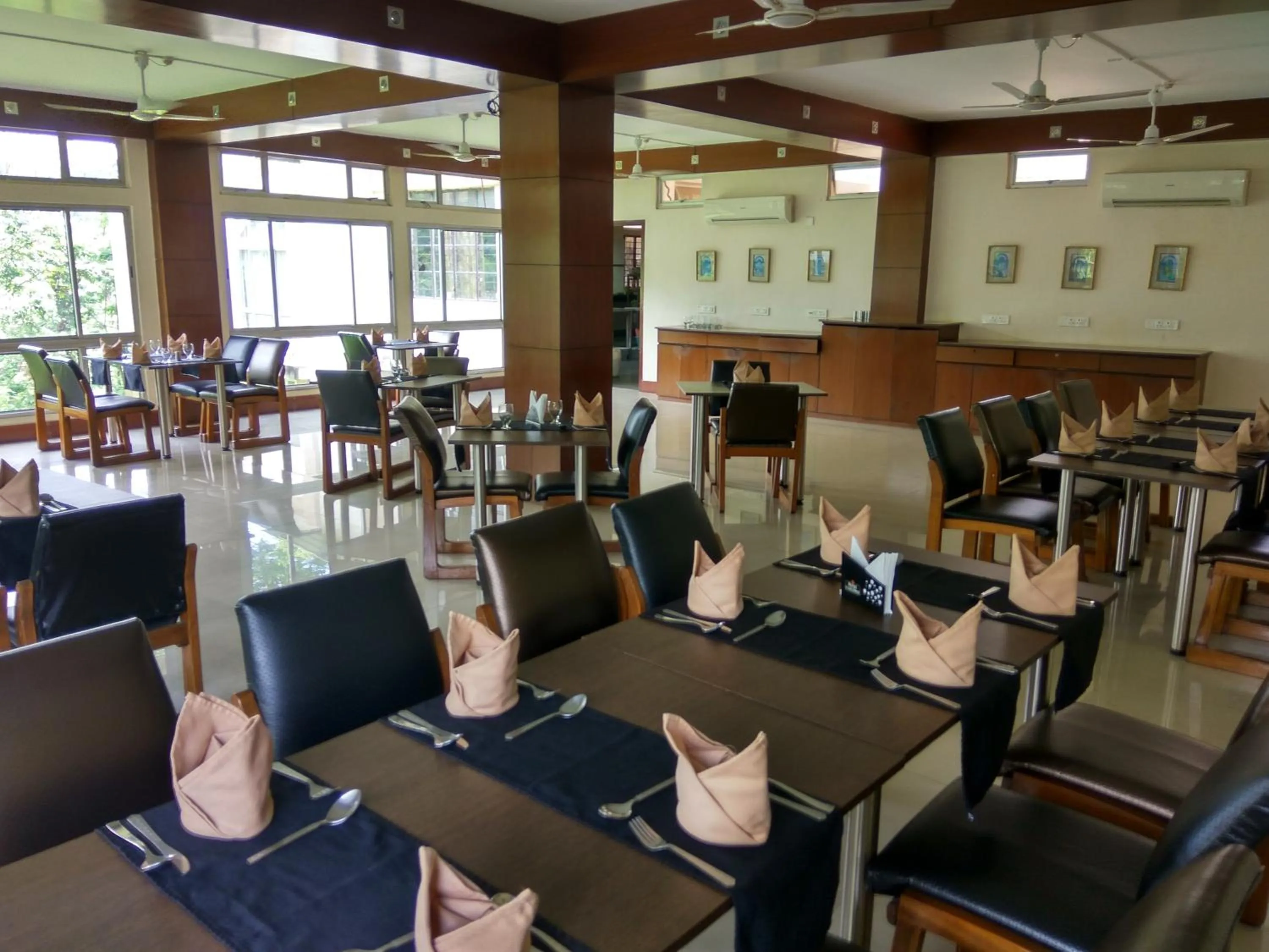 Restaurant/places to eat in Polo Tura Hotel