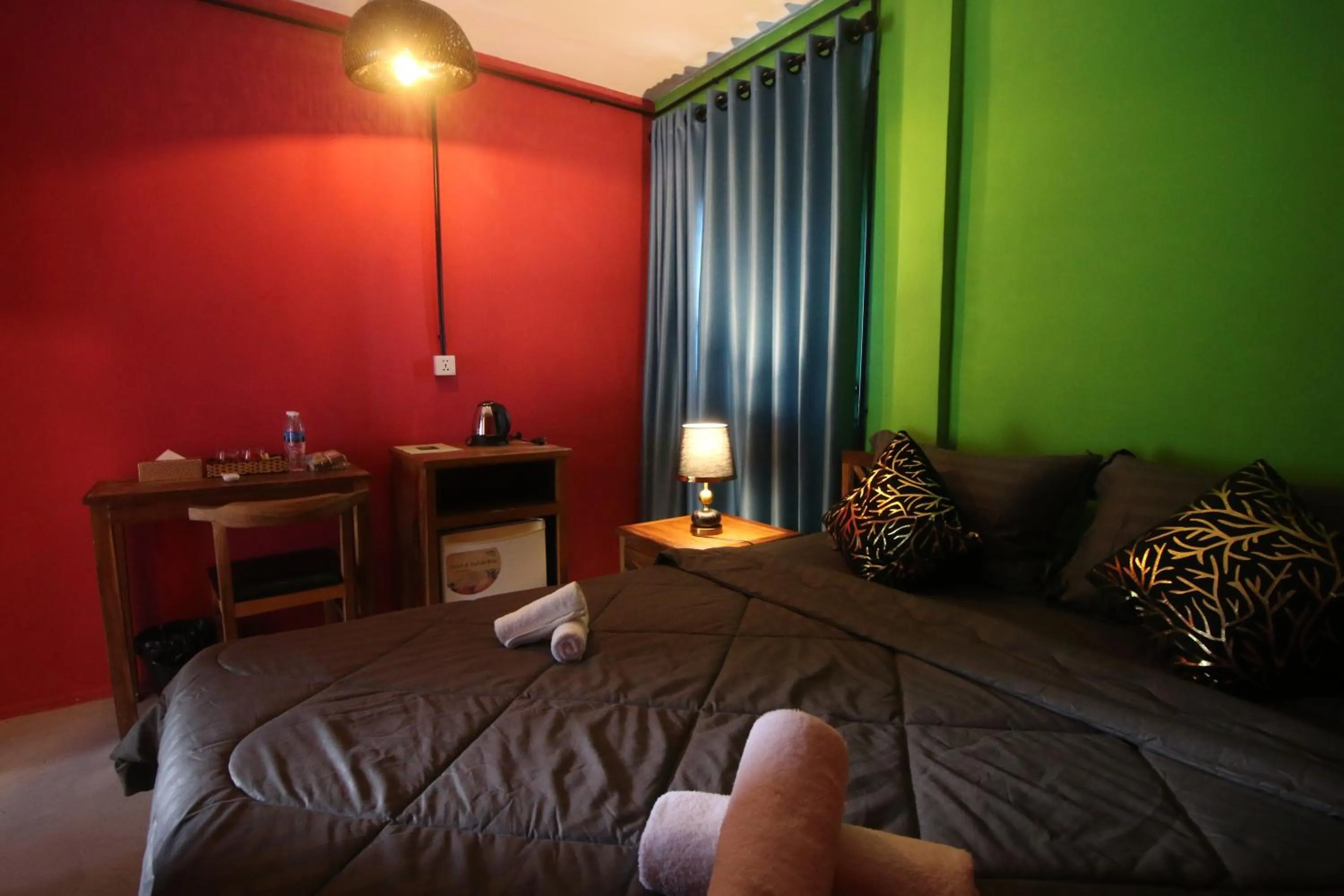 Photo of the whole room, Bed in Bat Chum Villa