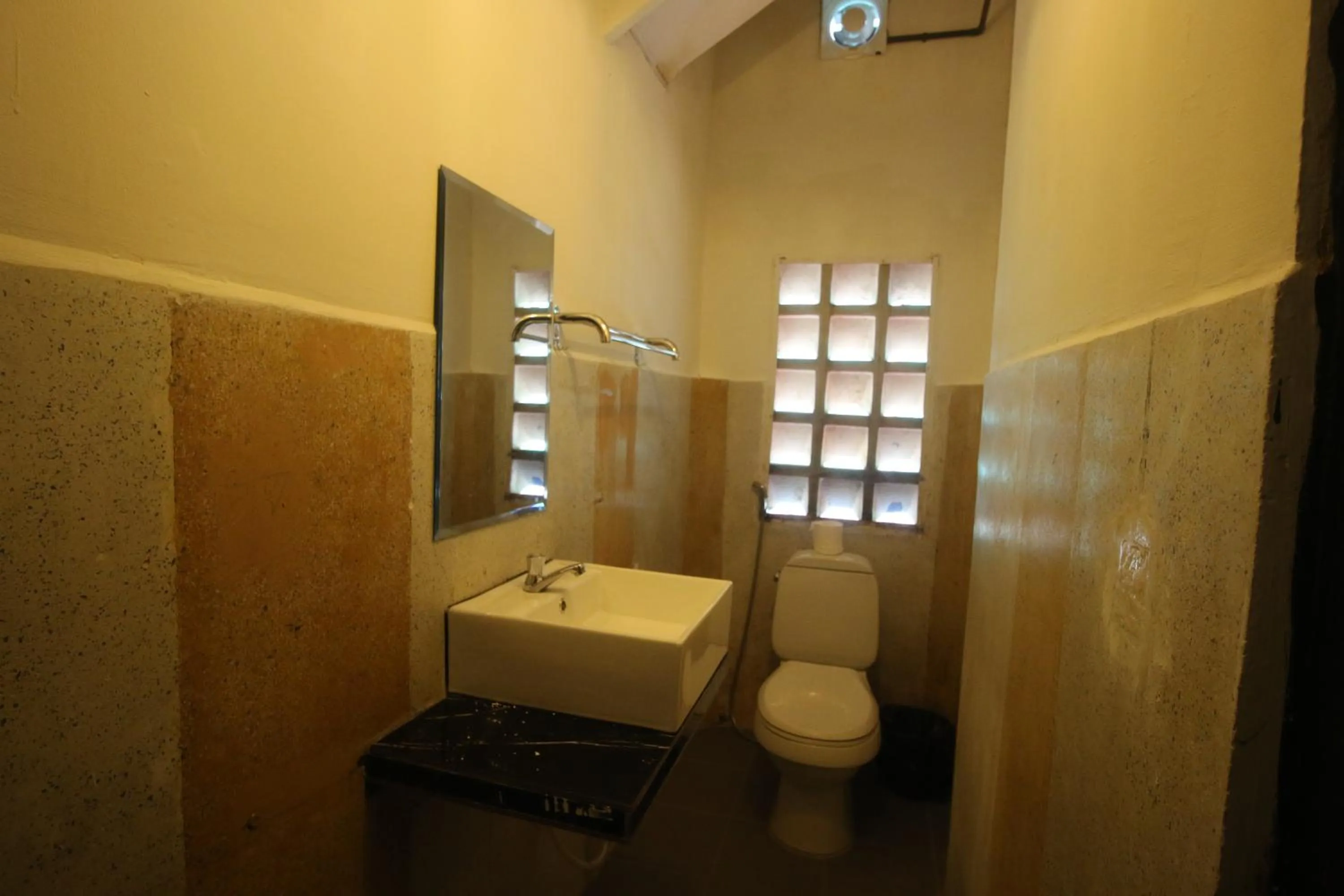 Toilet in Bat Chum Villa