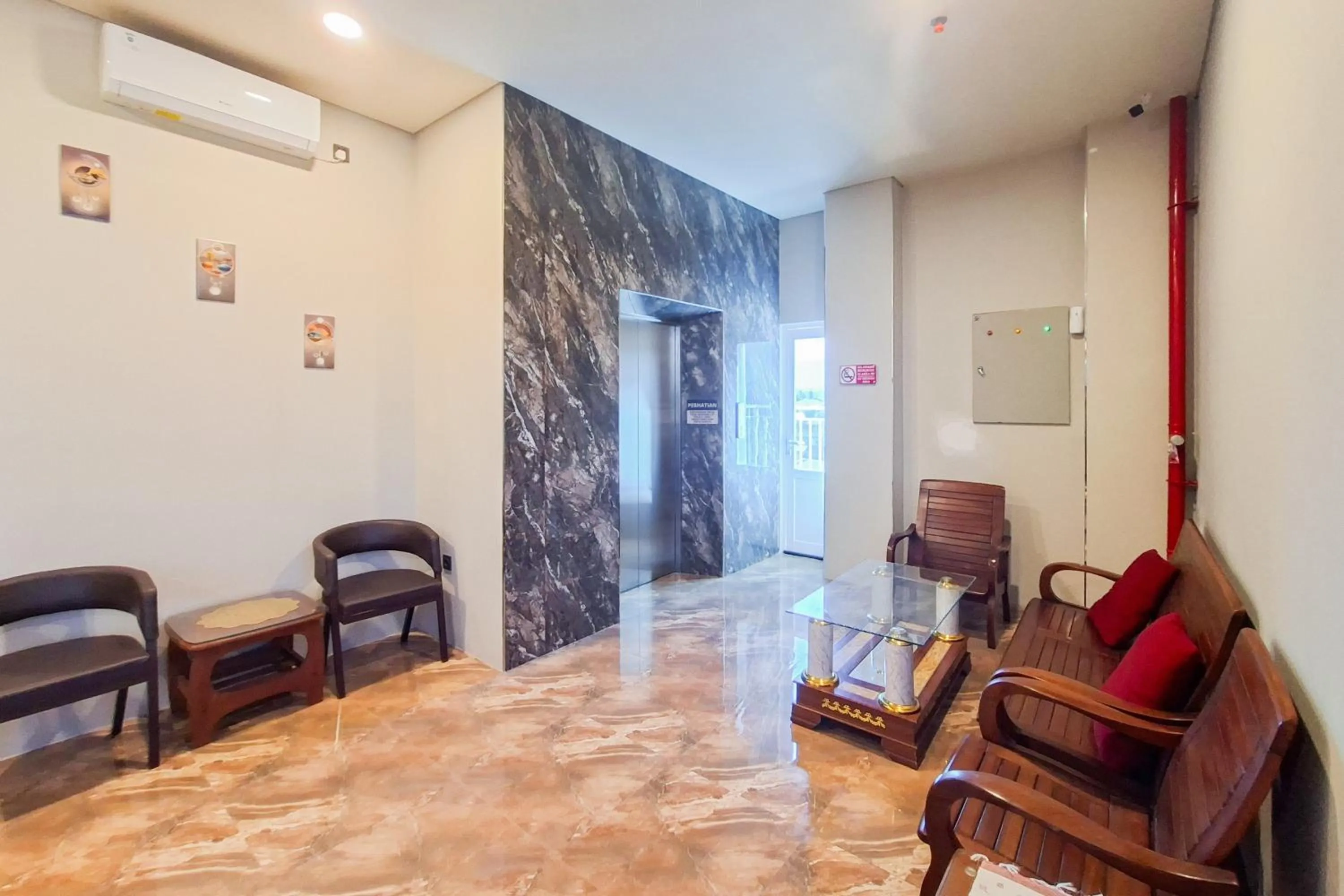 Seating area in RedDoorz Plus Syariah at Lotus Residence