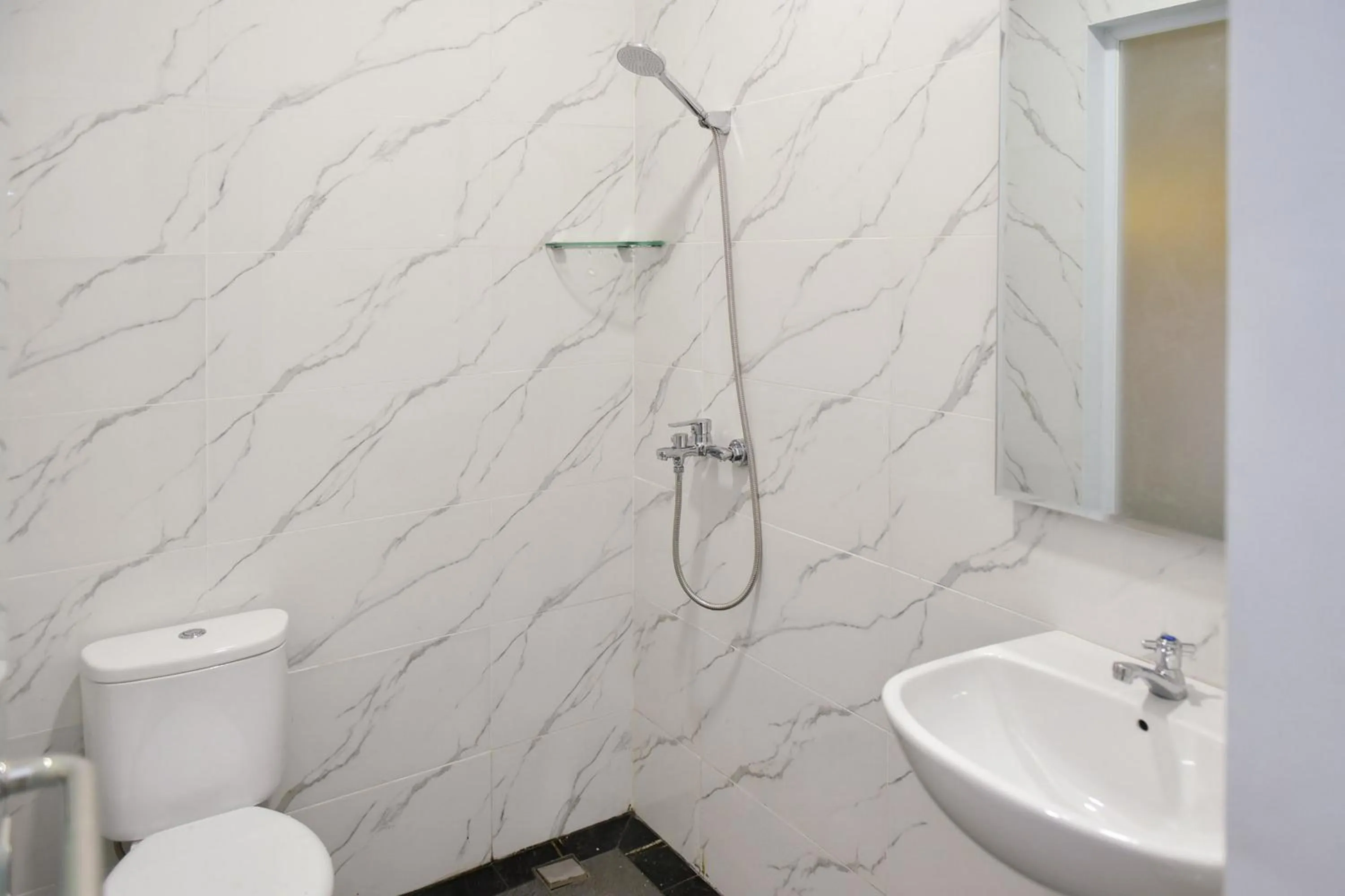 Bathroom in RedDoorz Plus Syariah at Lotus Residence