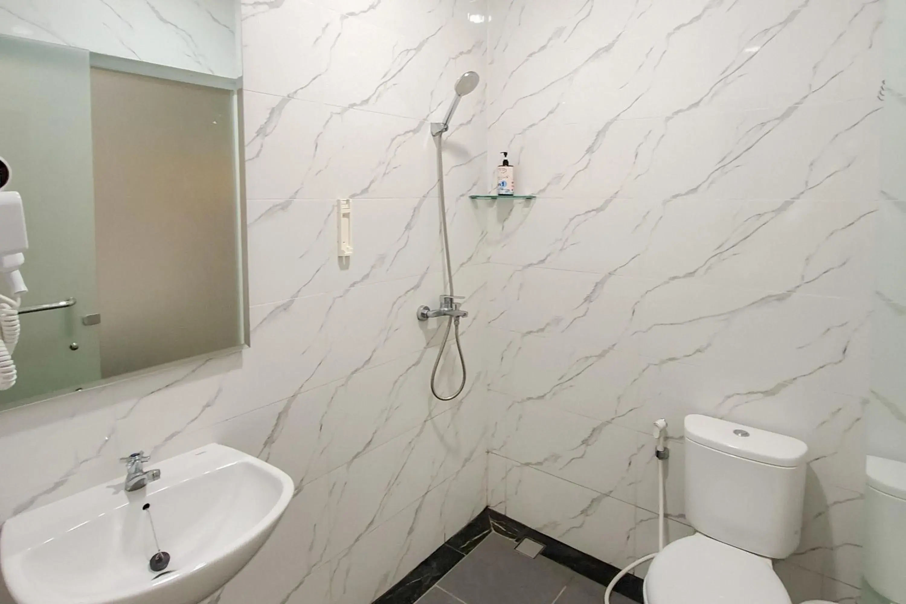 Deluxe Twin Room in RedDoorz Plus Syariah at Lotus Residence Deluxe Twin Room in RedDoorz Plus Syariah at Lotus Residence