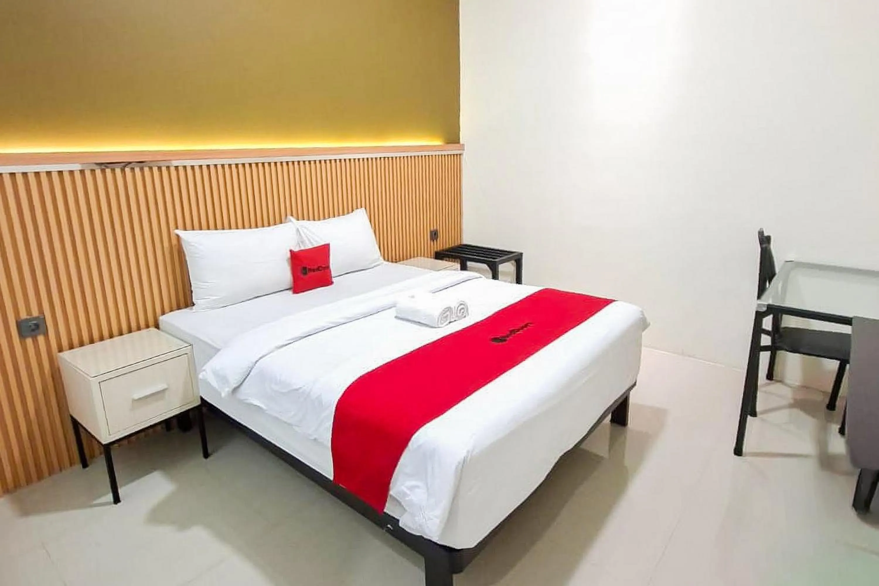 RedDoorz Plus Syariah at Lotus Residence