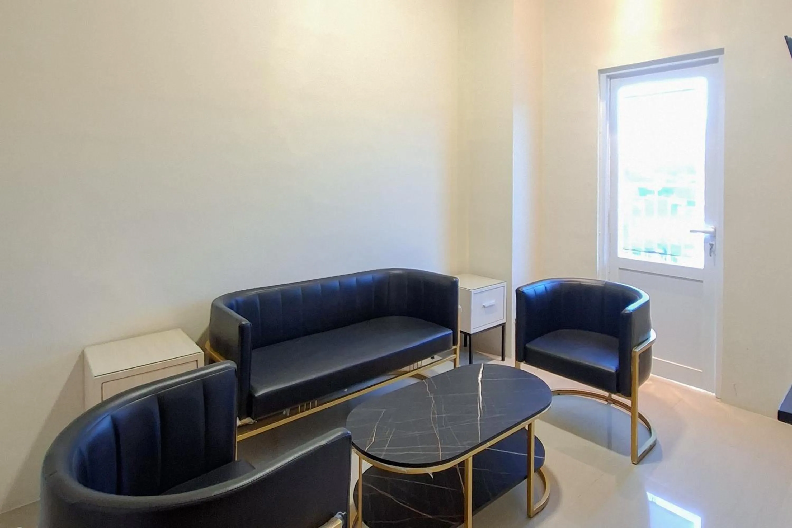 Seating area in RedDoorz Plus Syariah at Lotus Residence