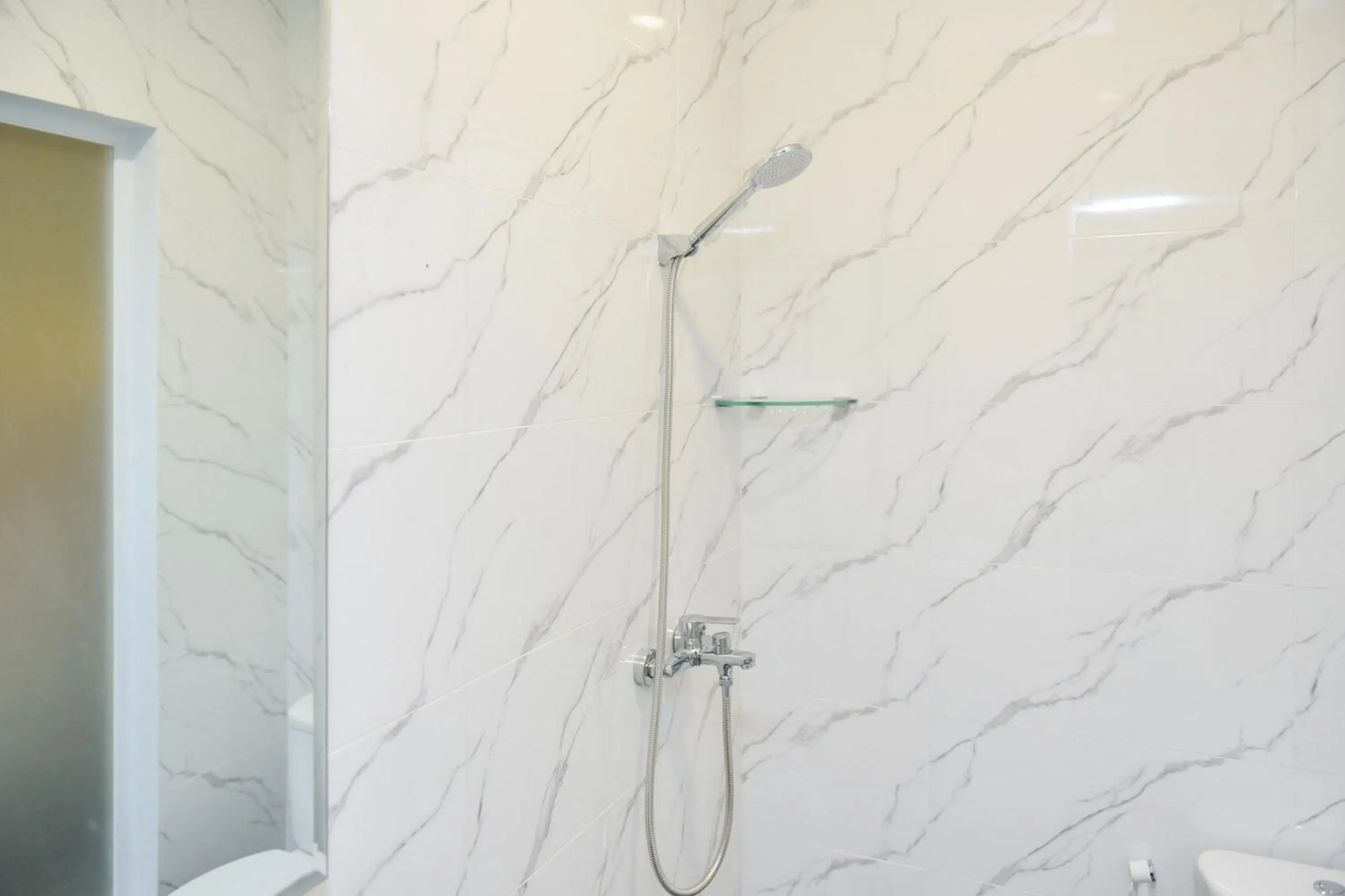 Bathroom in RedDoorz Plus Syariah at Lotus Residence