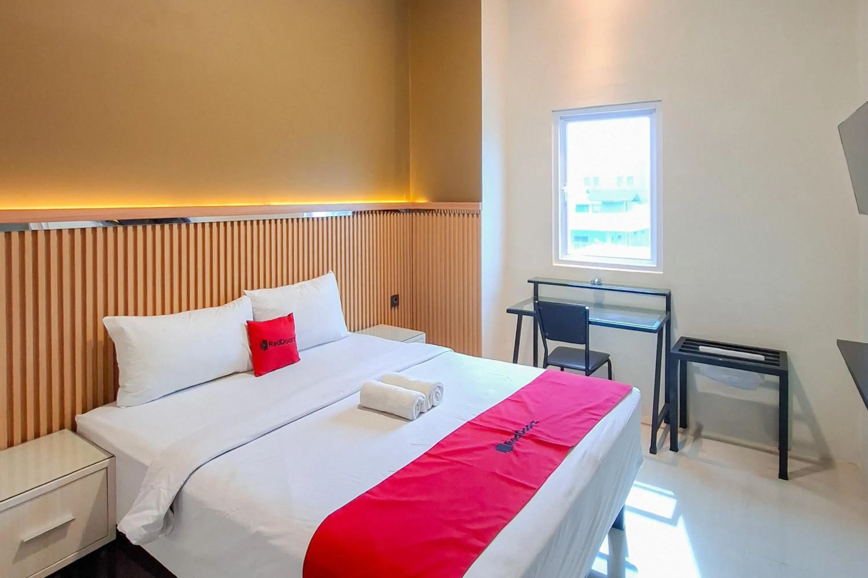 Bedroom, Bed in RedDoorz Plus Syariah at Lotus Residence