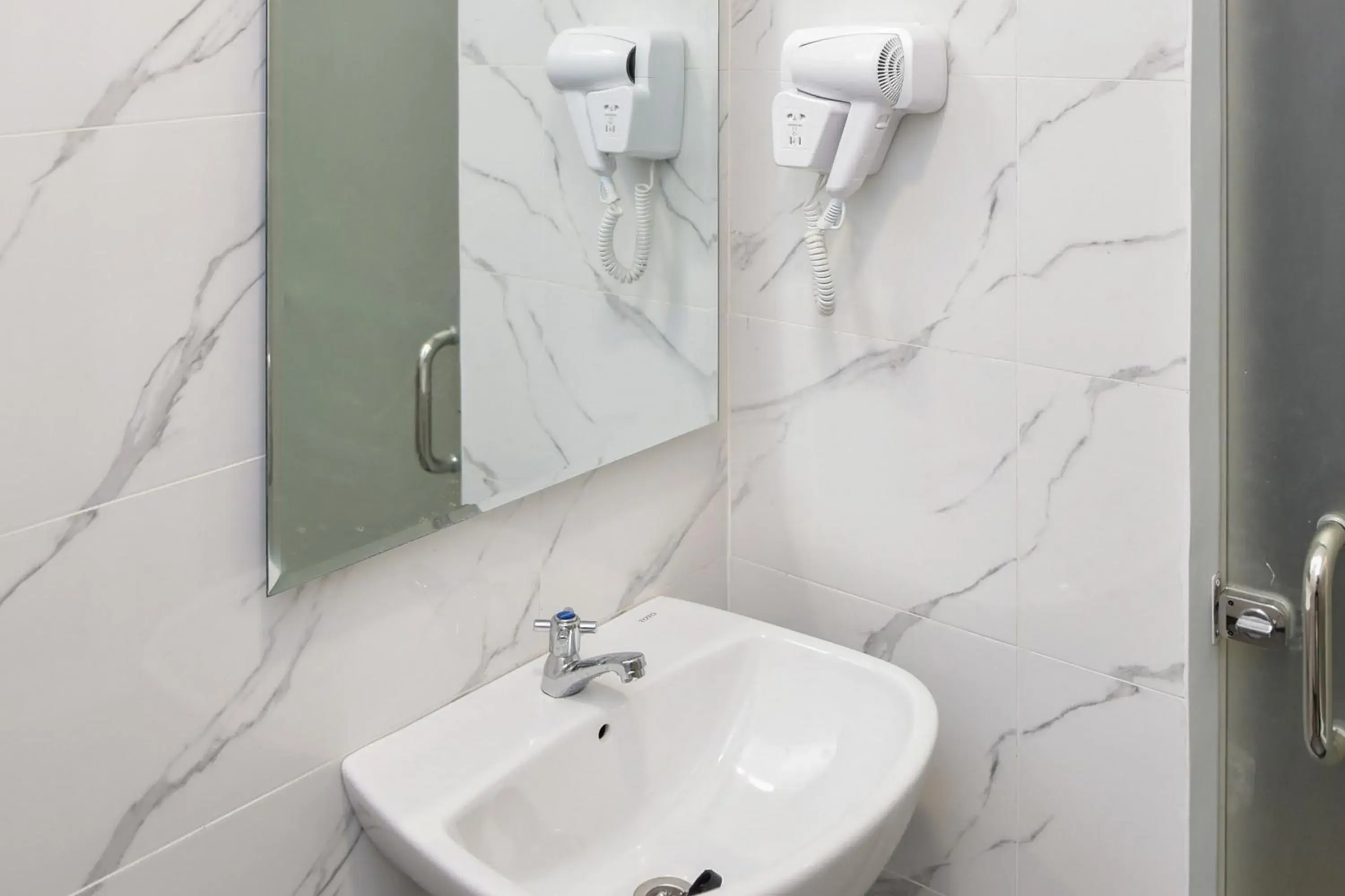 Deluxe Twin Room in RedDoorz Plus Syariah at Lotus Residence Deluxe Twin Room in RedDoorz Plus Syariah at Lotus Residence