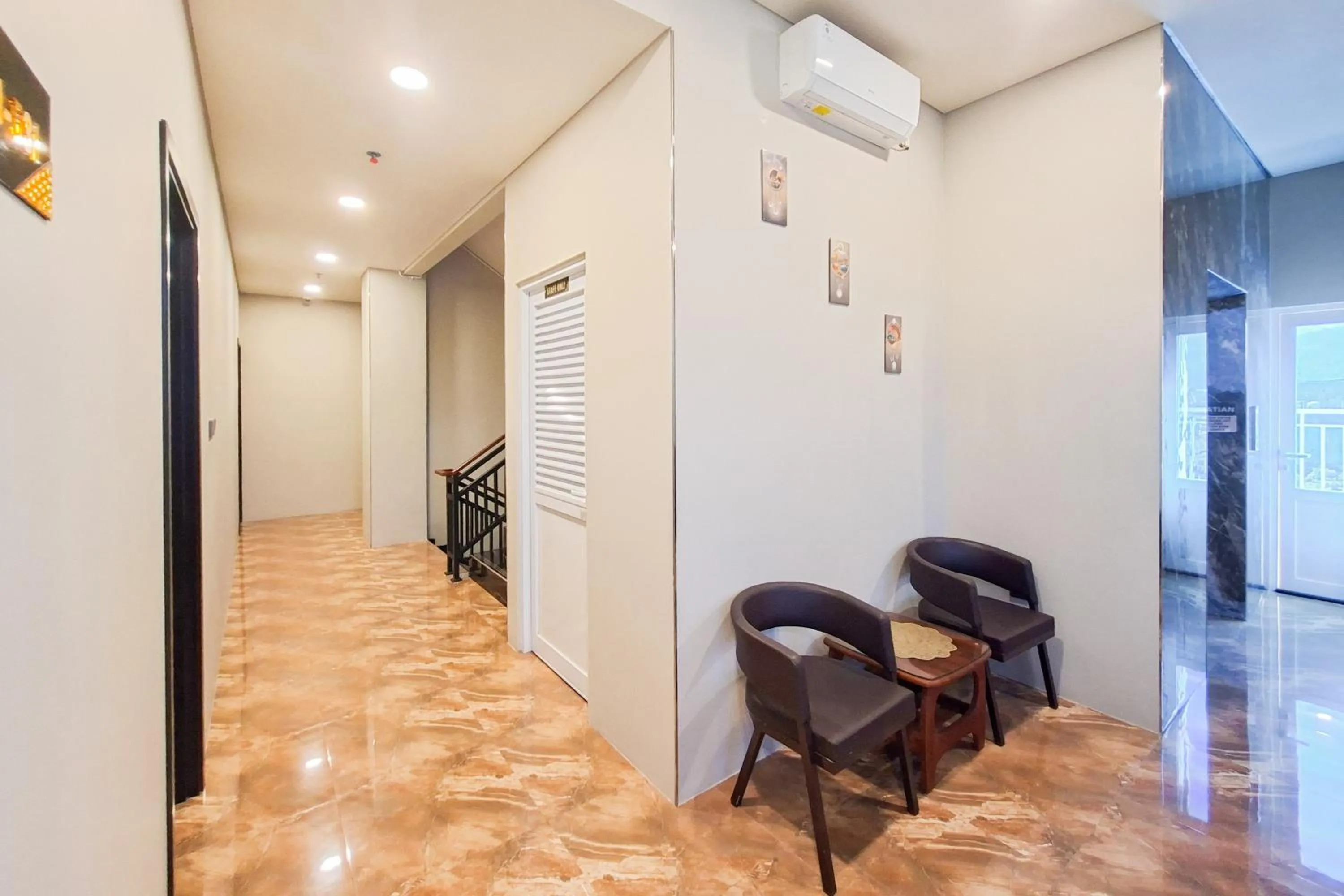 Seating area in RedDoorz Plus Syariah at Lotus Residence