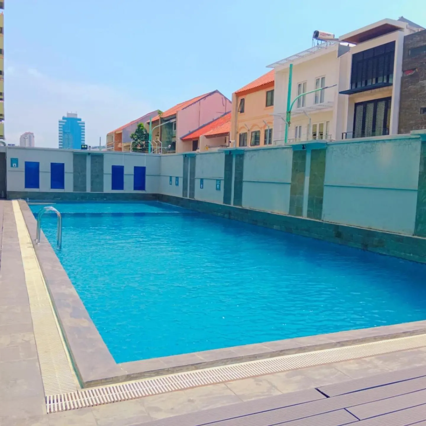 Swimming pool in Izi Cozi Kemayoran Powered by Archipelago