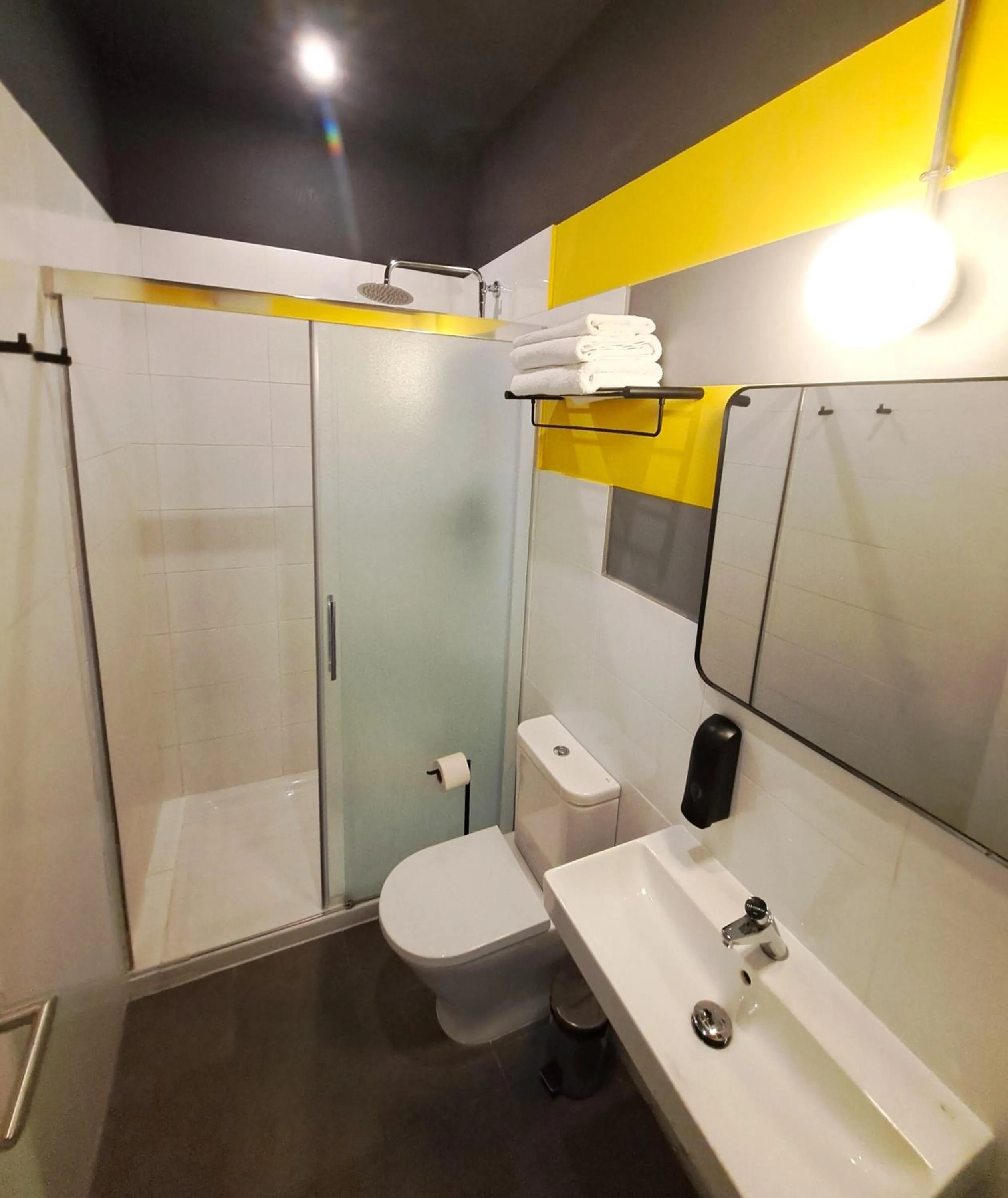 Bathroom in Bed & Bike Barcelona