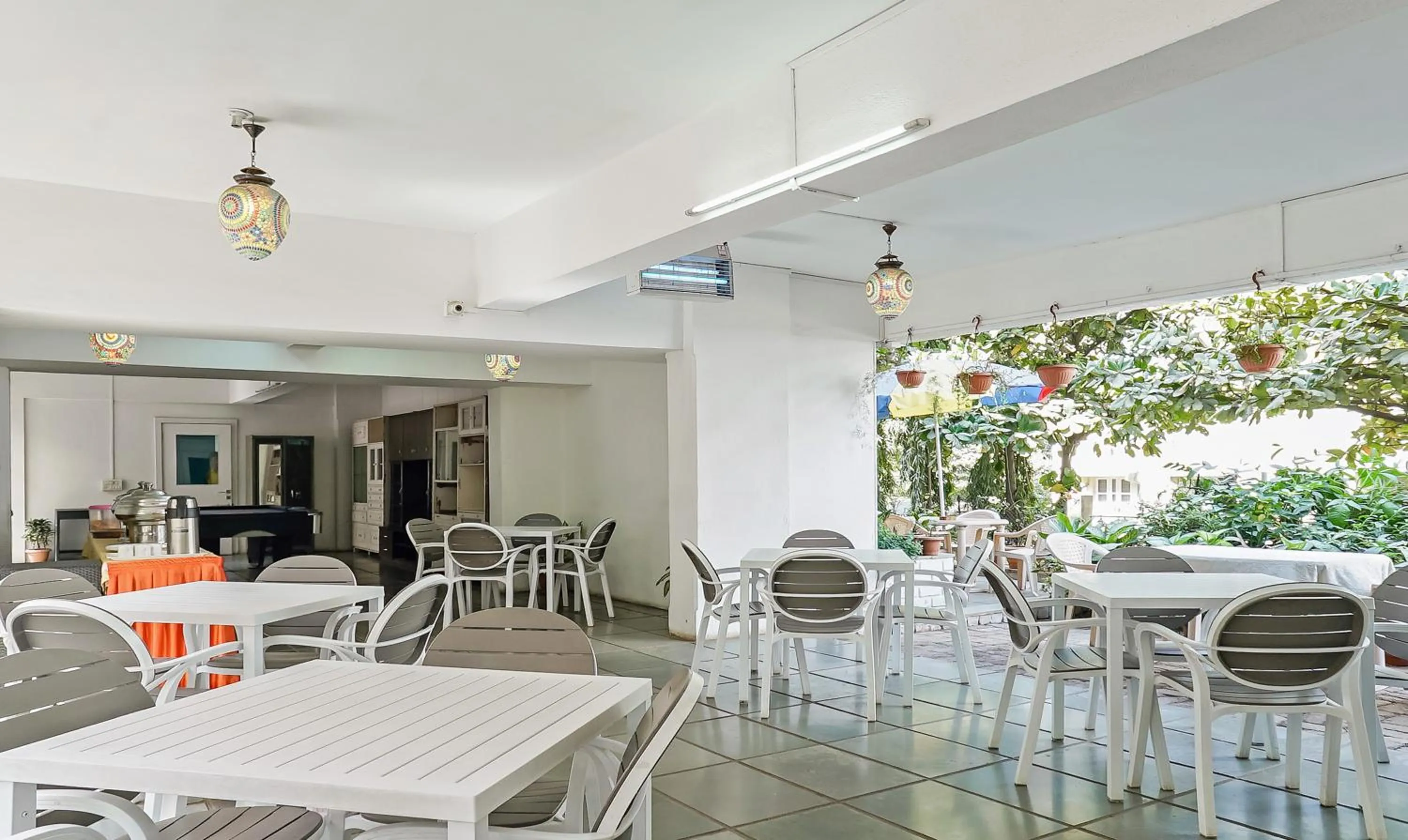 Dining area in Treebo Brooks Manor