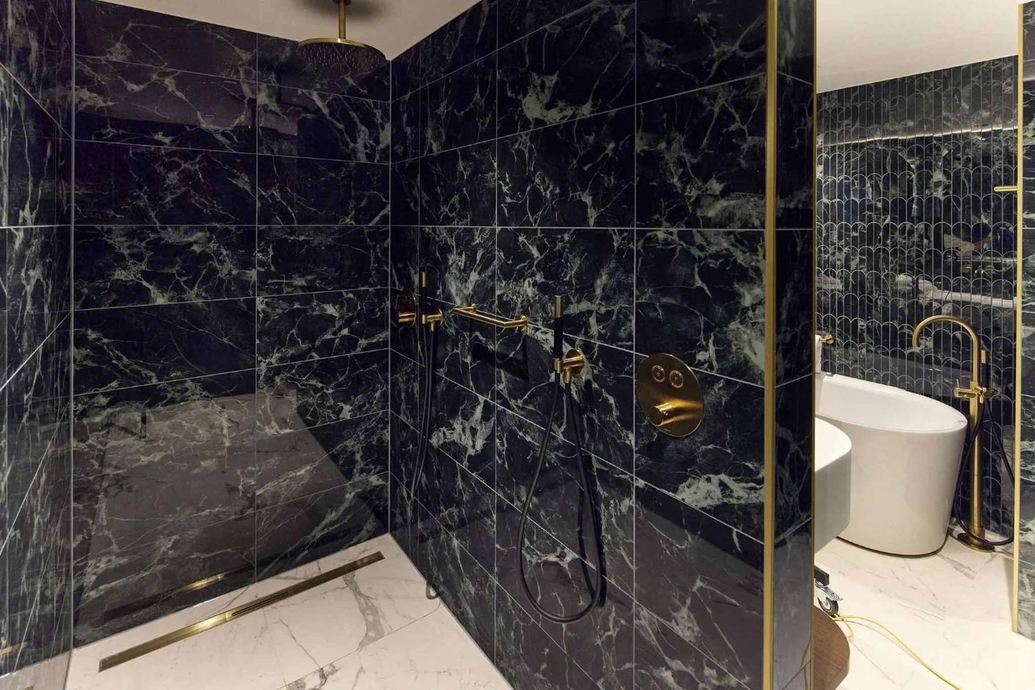 Shower in Van der Valk Hotel Park Lane Antwerpen