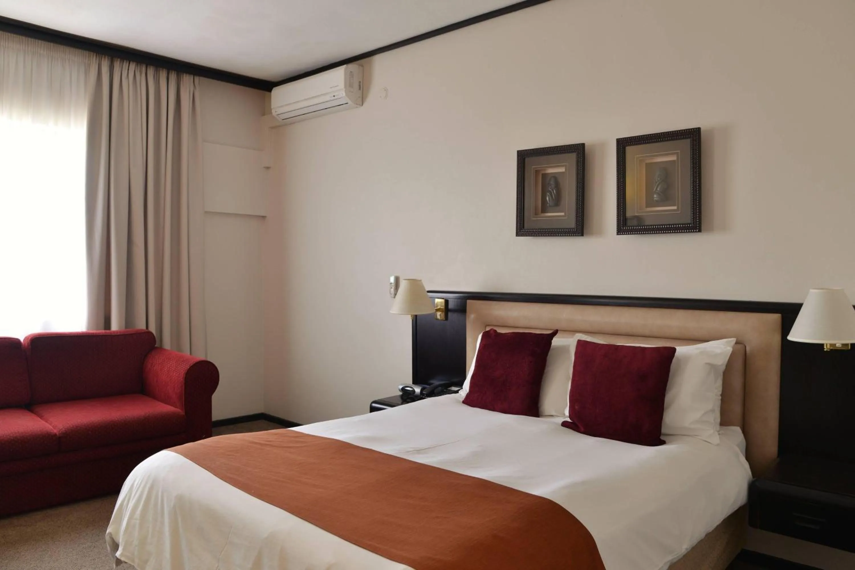 Photo of the whole room, Bed in Cumberland Hotel Worcester